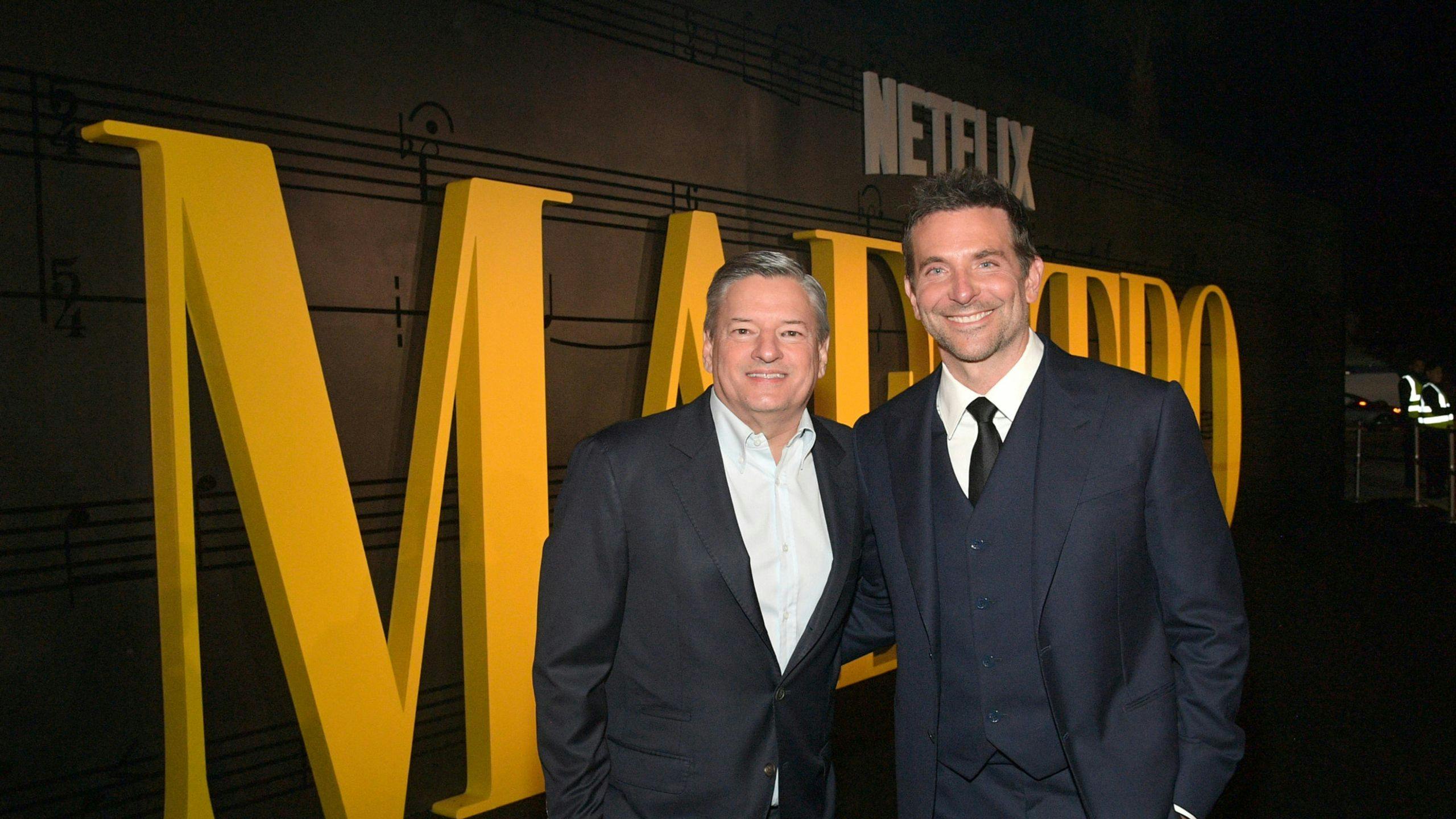 Fotografía del co-Ceo de Netflix Ted Sarandos junto al actor y director Bradley Cooper durante la presentación de 'Maestro¡ en Los Angeles