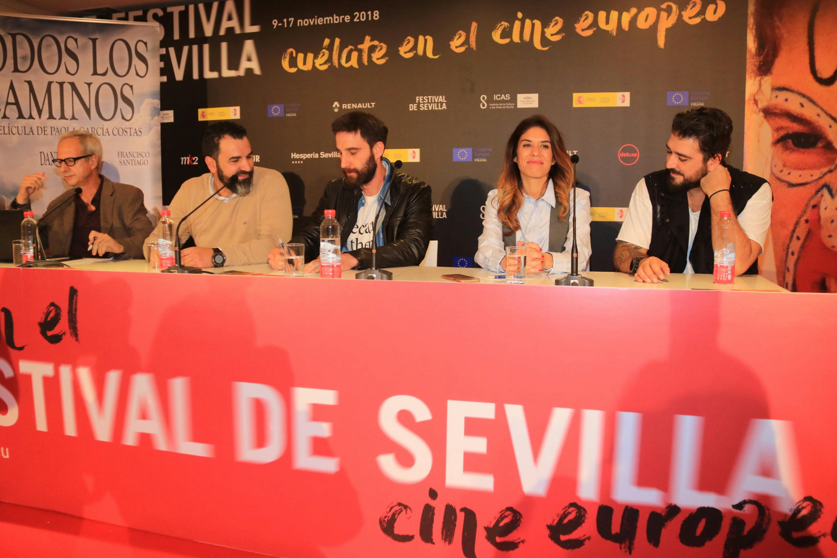Dani Rovira y el equipo de 'Todos los caminos' en la XV edición del Festival de Sevilla