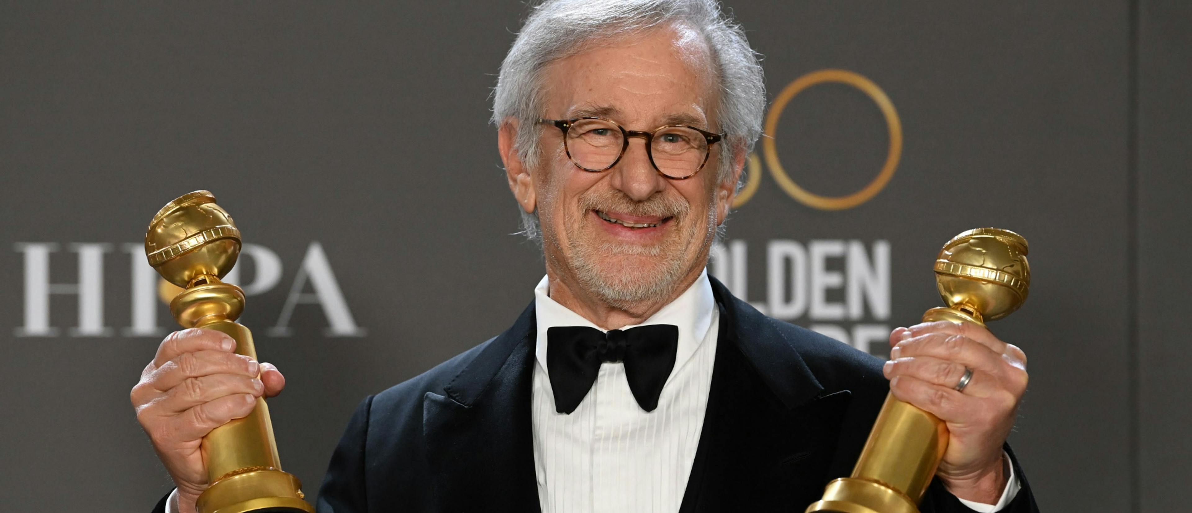 El director Steven Spielberg posa con los Globos de Oro a Mejor Drama y Mejor Dirección por 'Los Fabelman'