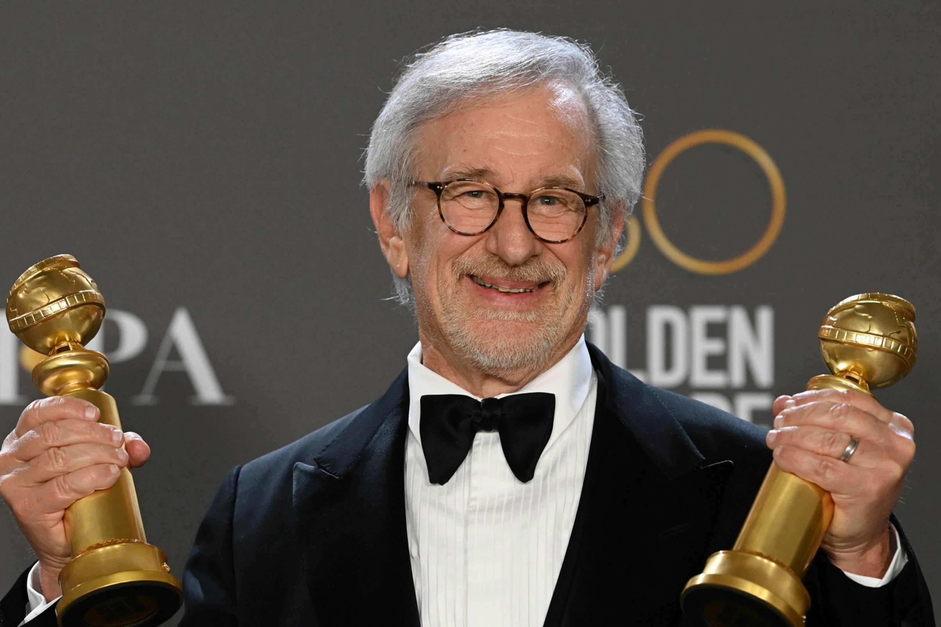 El director Steven Spielberg posa con los Globos de Oro a Mejor Drama y Mejor Dirección por 'Los Fabelman'