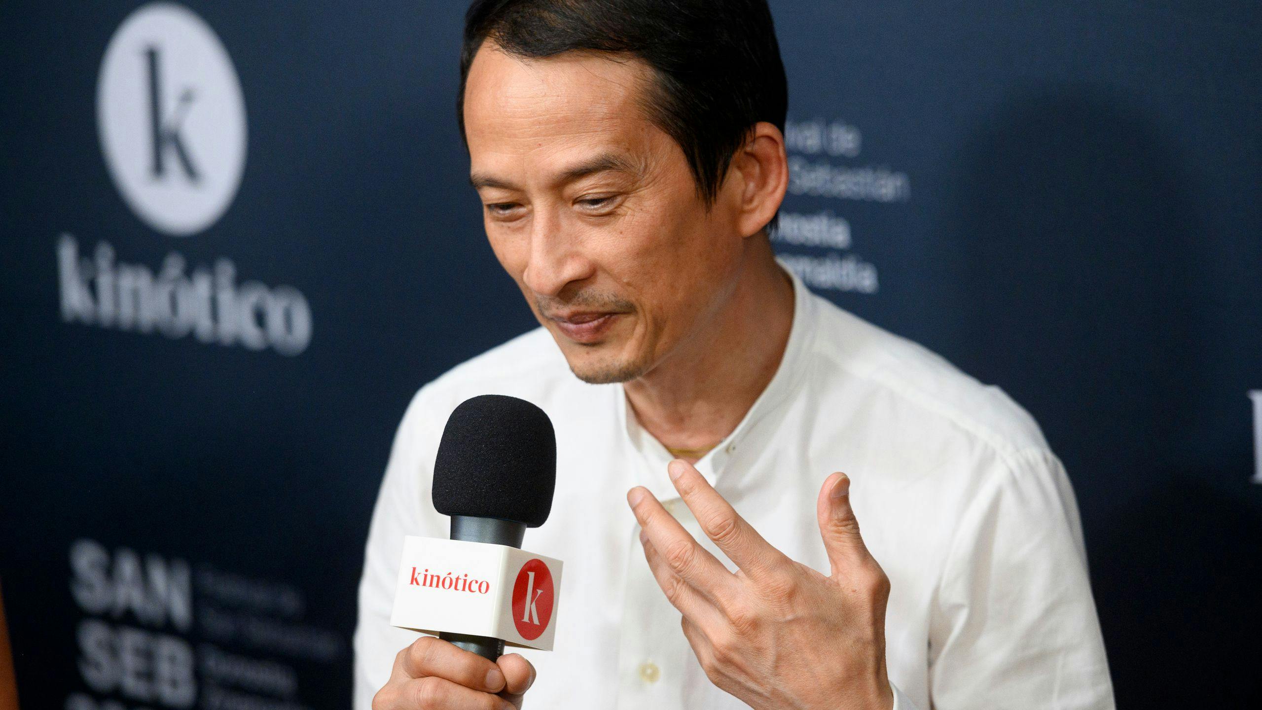 Tran Anh Hung durante su entrevista en el set de Kinótico en San Sebastián