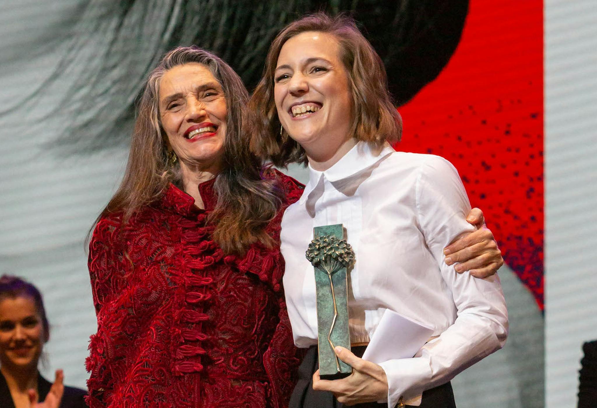 La directora Carla Simón recoge el premio Málaga Talent de manos de la actriz Ángela Molina