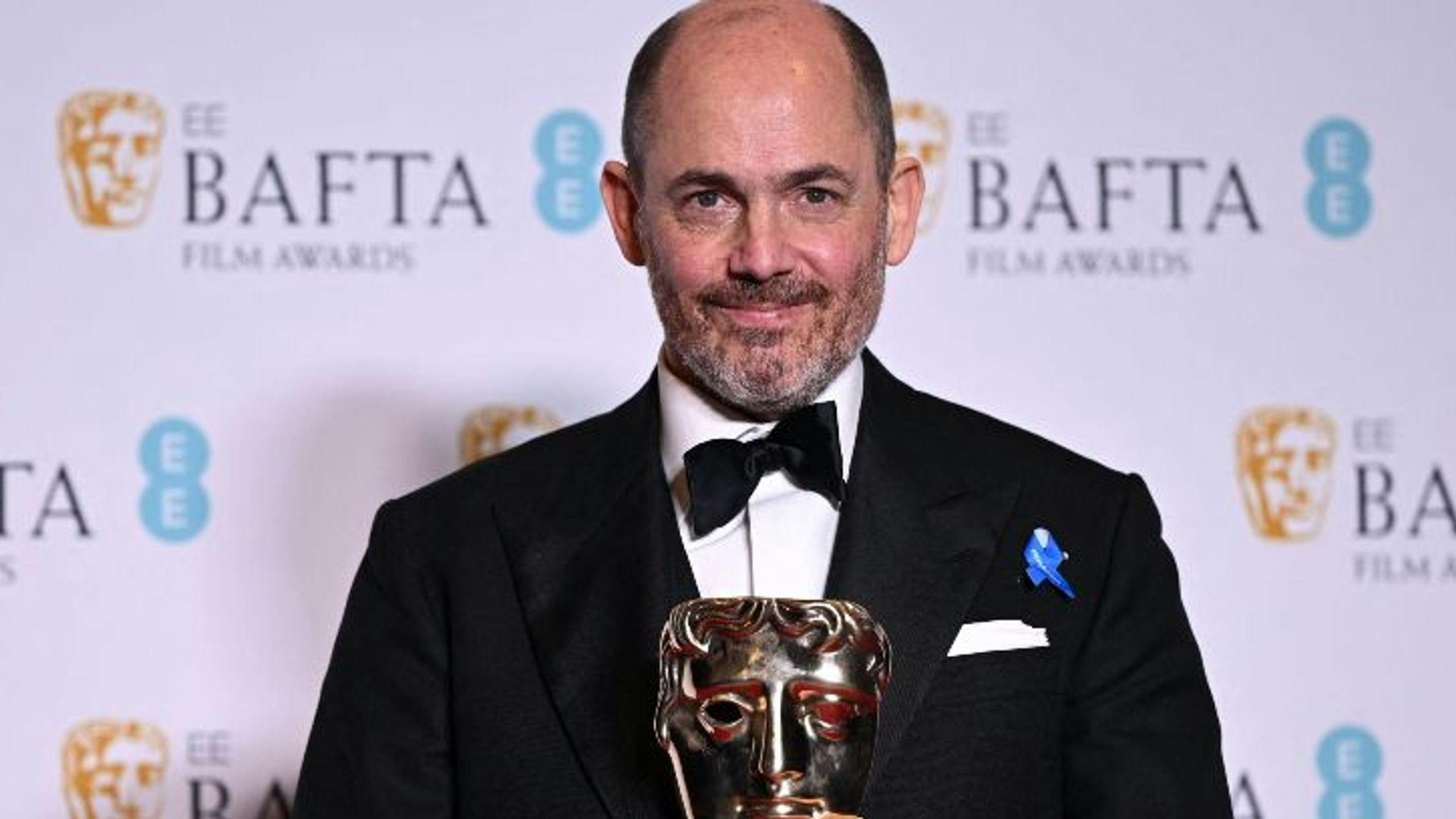 Edward Berger posa con el BAFTA al Mejor Director por 'Sin novedad en el frente'