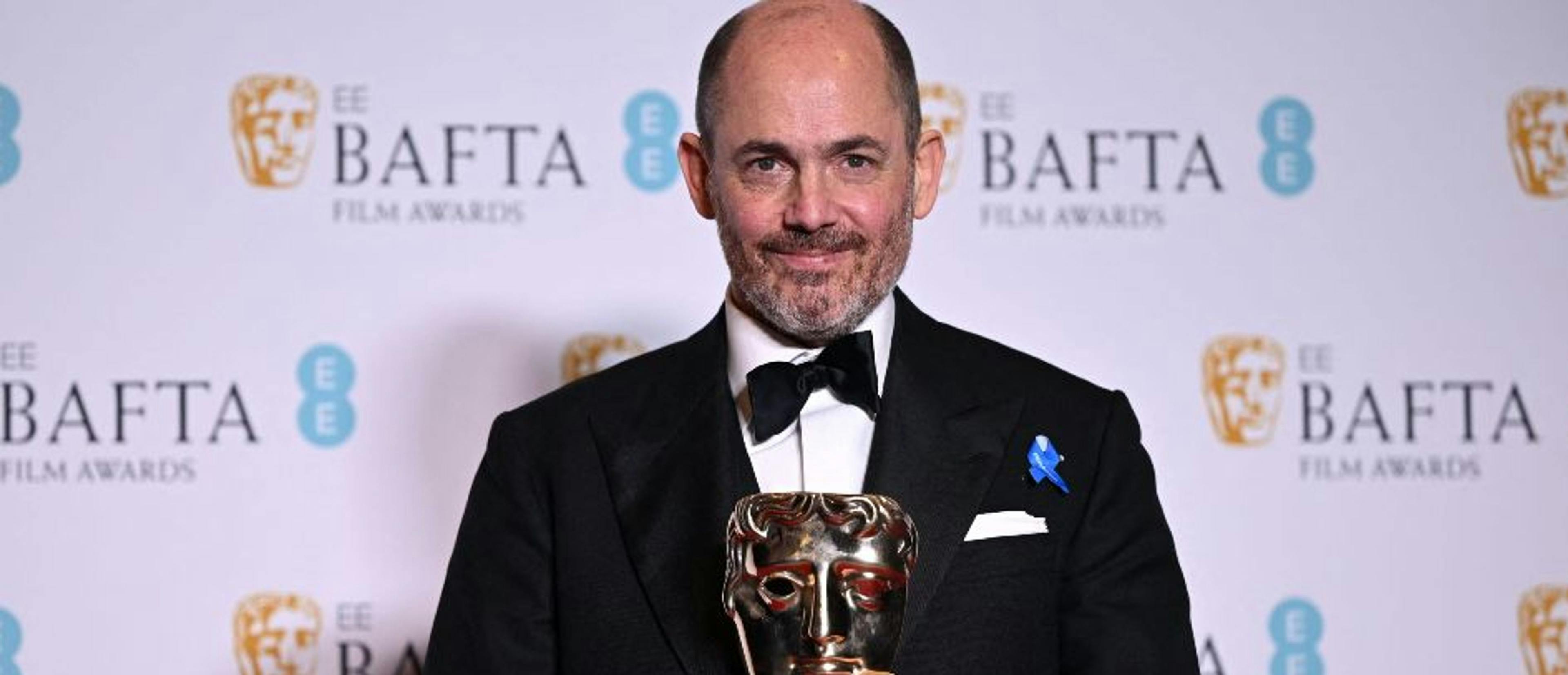 Edward Berger posa con el BAFTA al Mejor Director por 'Sin novedad en el frente'