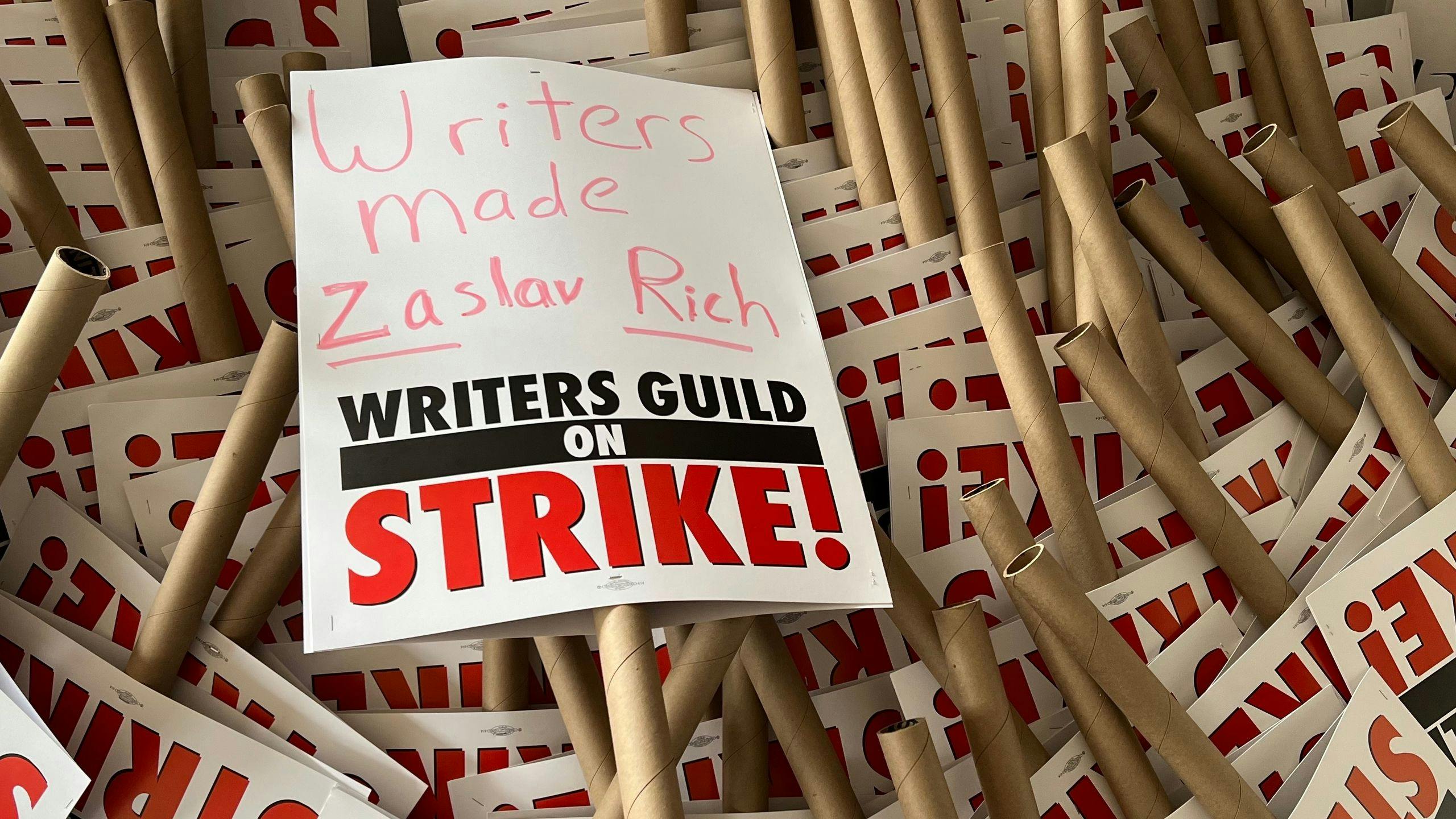 Pancartas del Sindicato de Guionistas de Hollywood, preparadas para la huelga de 2023, con un mensaje contra David Zaslav