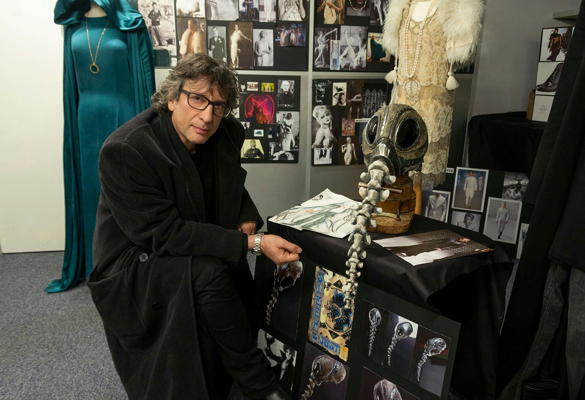 Neil Gaiman está implicado en las adaptaciones de sus obras, como 'Buenos presagios'y 'The Sandman'