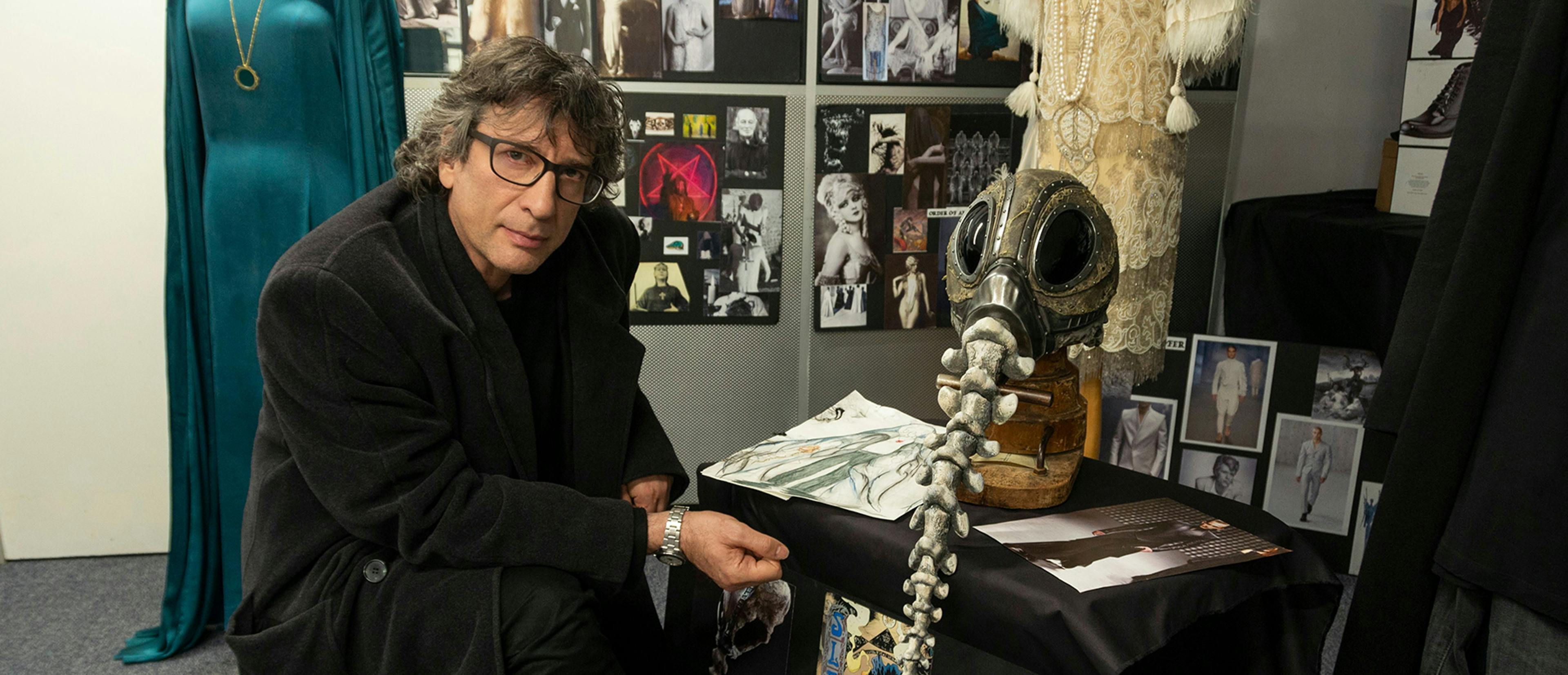 Fotografía de Neil Gaiman en la adapación de su obra 'The Sandman'