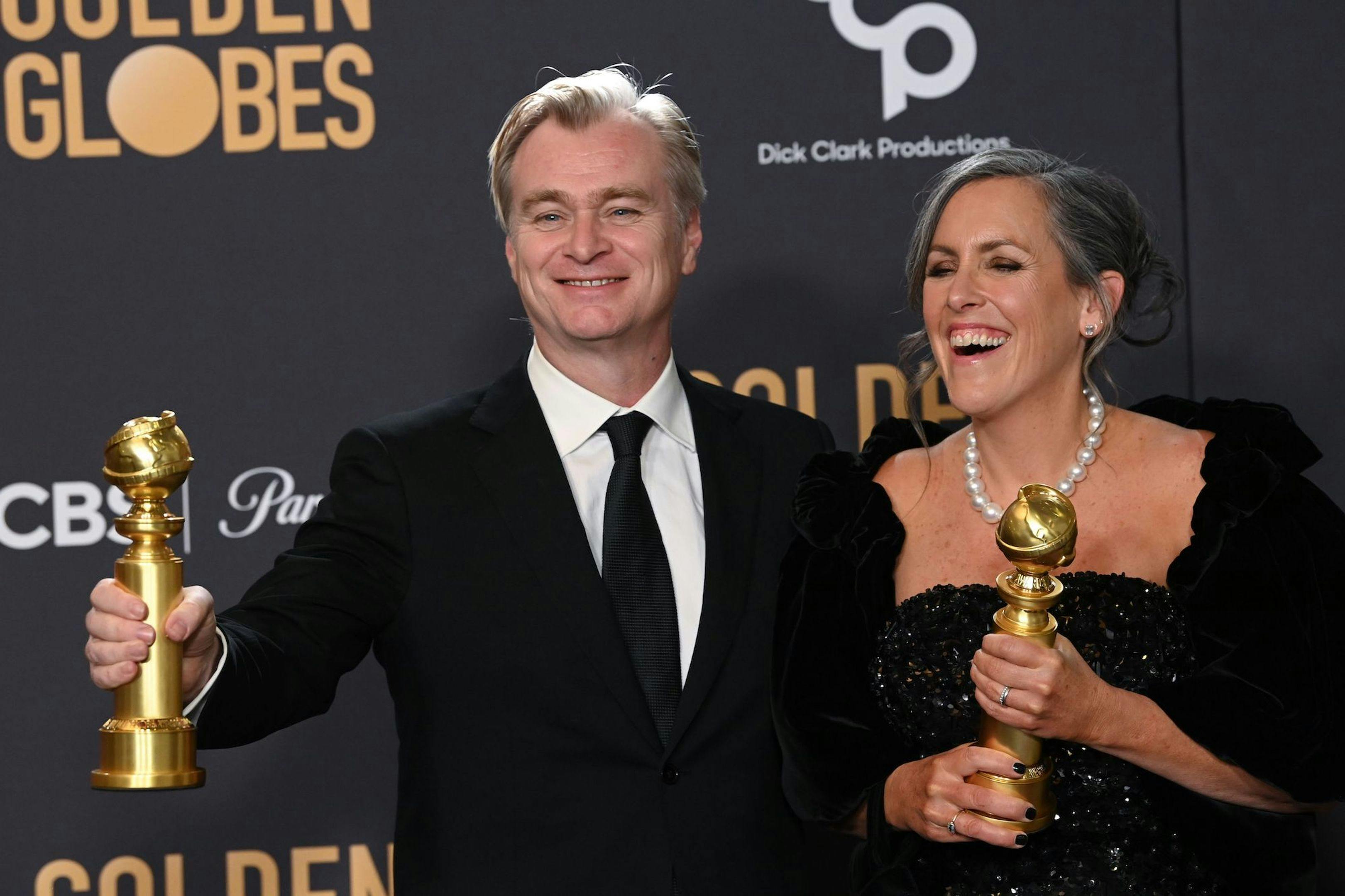Christophet Nolan y su productora Emma Thomas en los Globos de Oro 2024