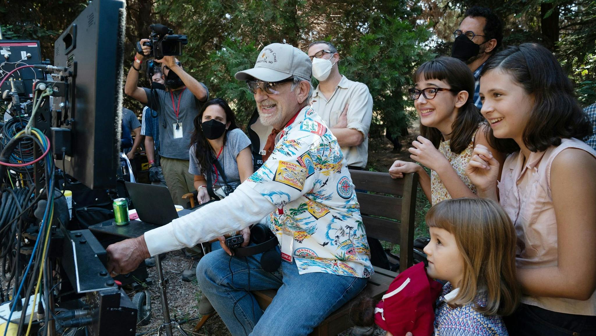 El director Steven Spielberg opera la cámara durante el rodaje de la película 'Los Fabelman'