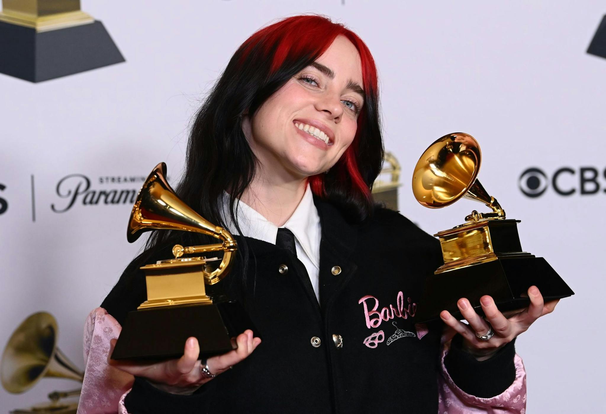 La cantante Billie Eilish posa con dos de los tres Premios Grammy para 'Barbie' en su edición numero 66