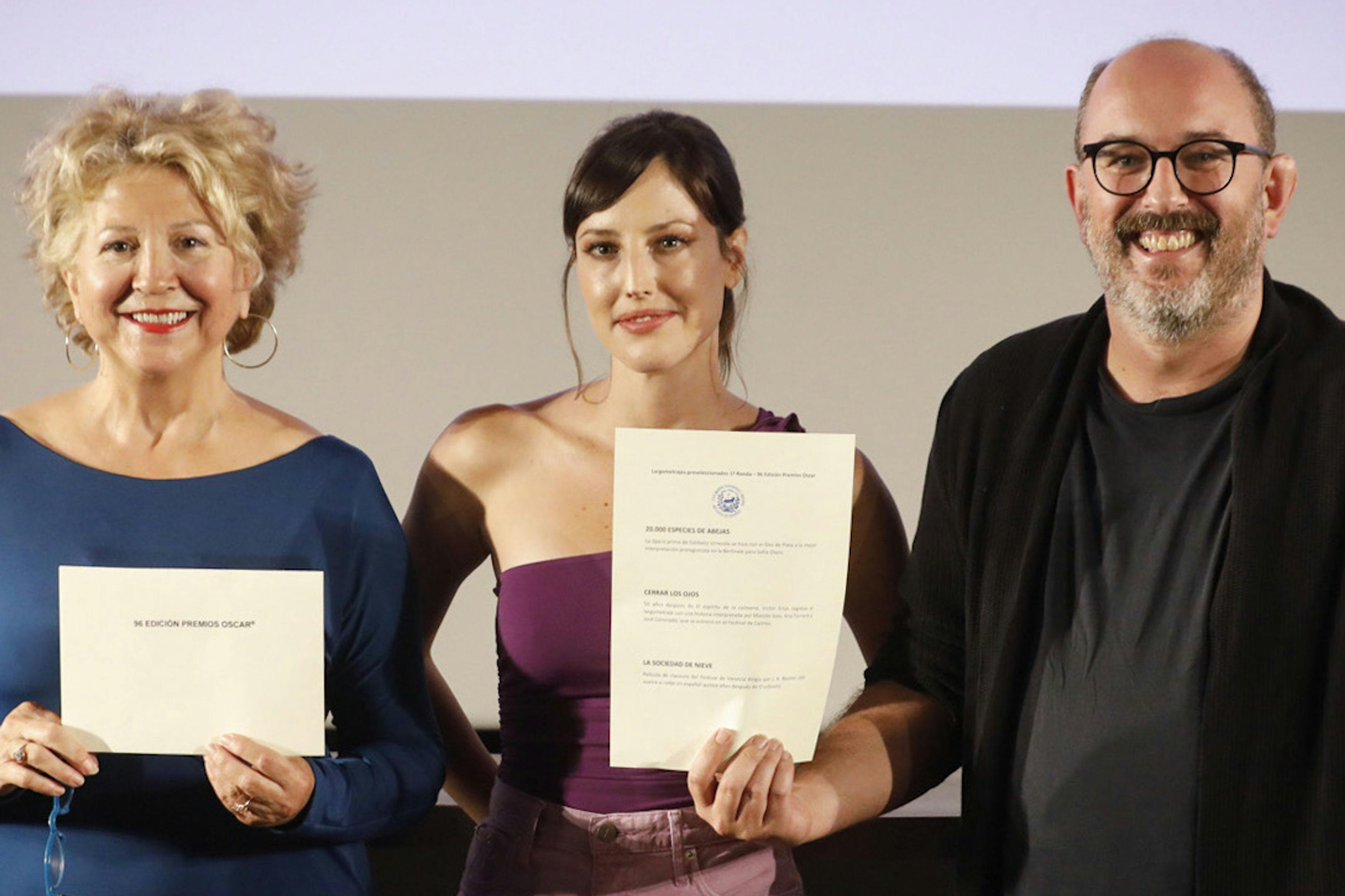 Esther García, Natalia de Molina y Borja Cobeaga sostienen la lista con la terna que aspira, por parte de España, a los Oscar 2024