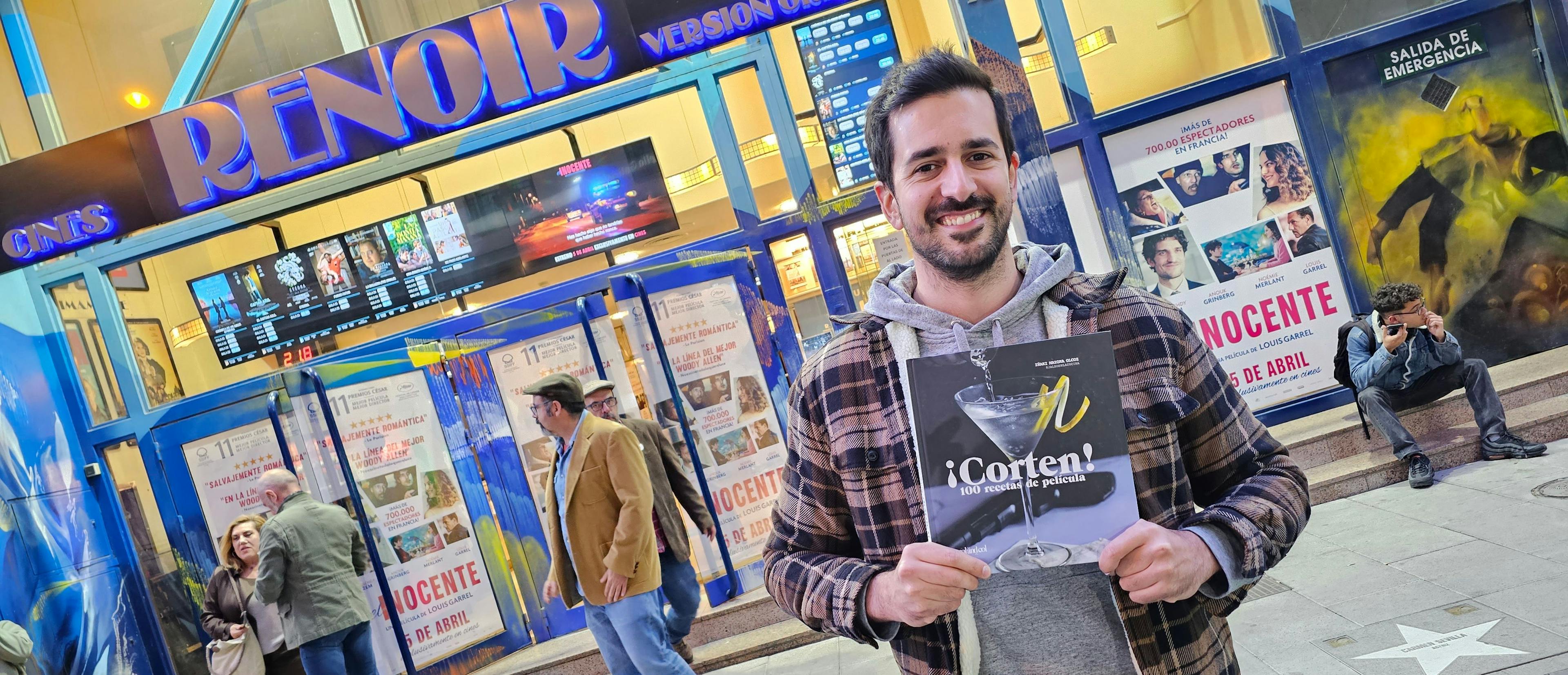 Iñaki Mayora posa con su libro '¡Corten! 100 recetas de película' ante los Cines Renoir Plaza de España en Madrid