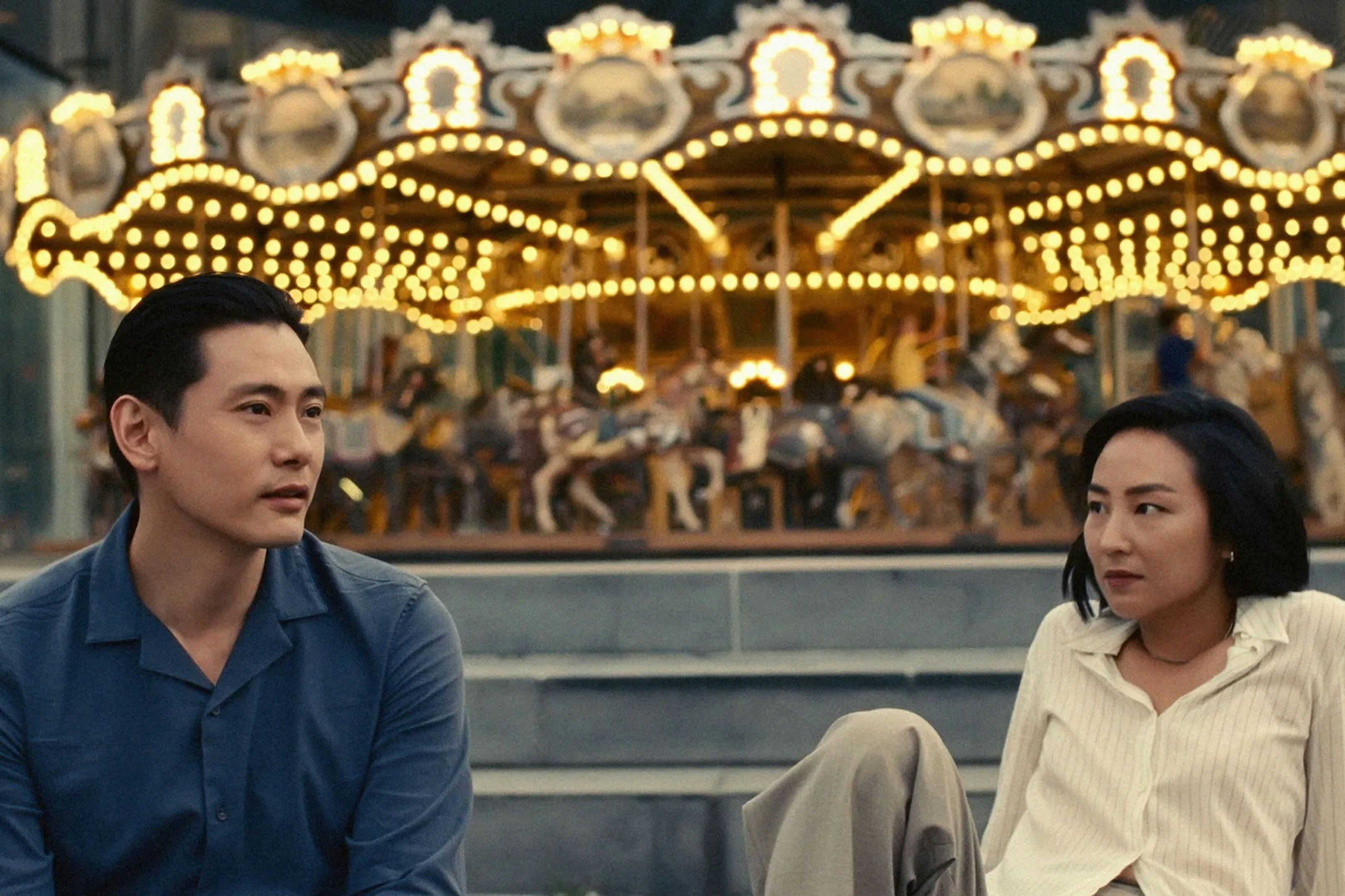 Los actores Yoo Teo y Greta Lee en una escena de 'Vidas pasadas', de Celine Song