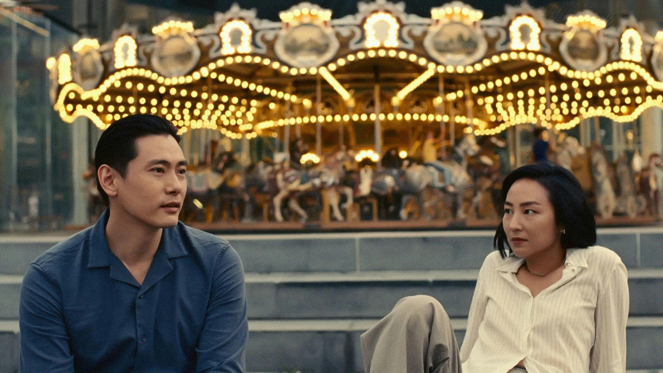 Los actores Yoo Teo y Greta Lee en una escena de 'Vidas pasadas', de Celine Song