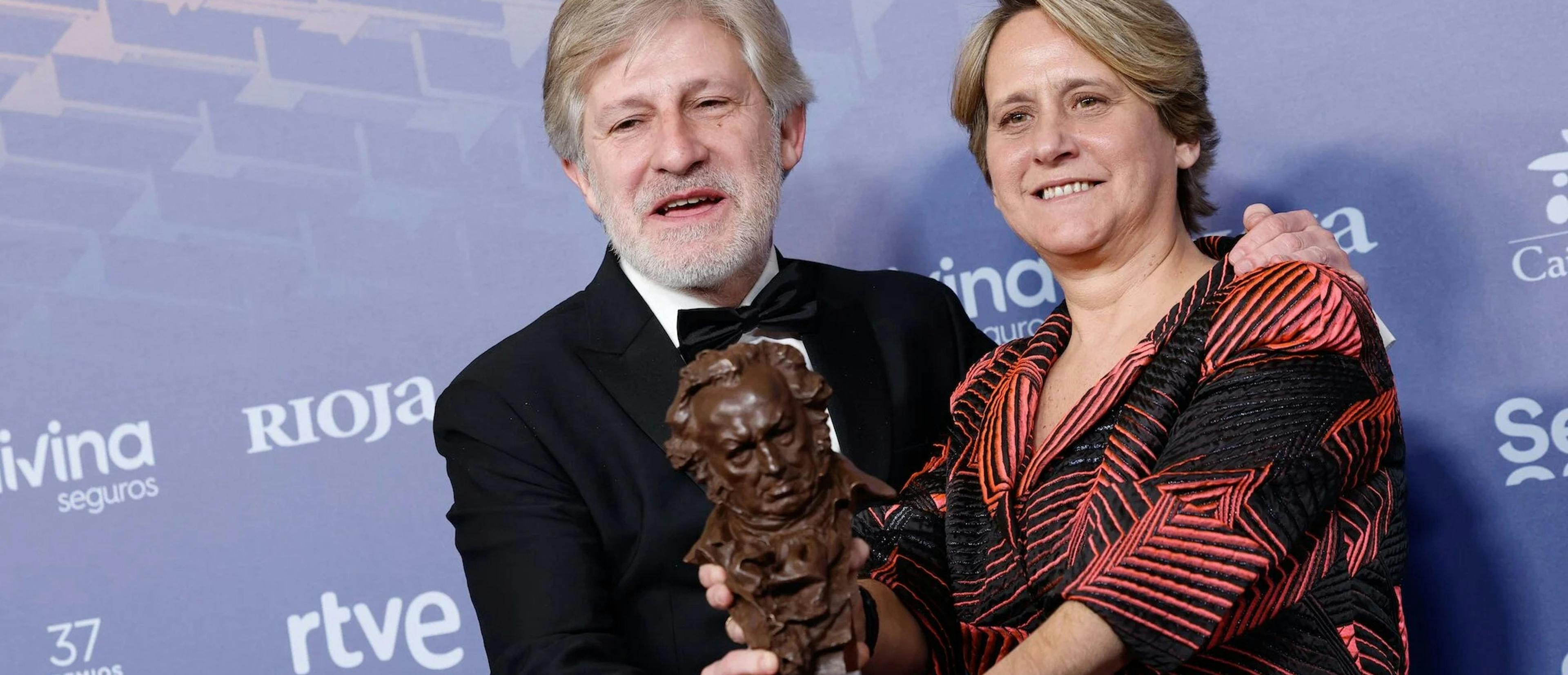 Gaizka Urresti y Ana Labordeta sostienen el Goya al Mejor Documental por 'Labordeta, un hombre sin más'
