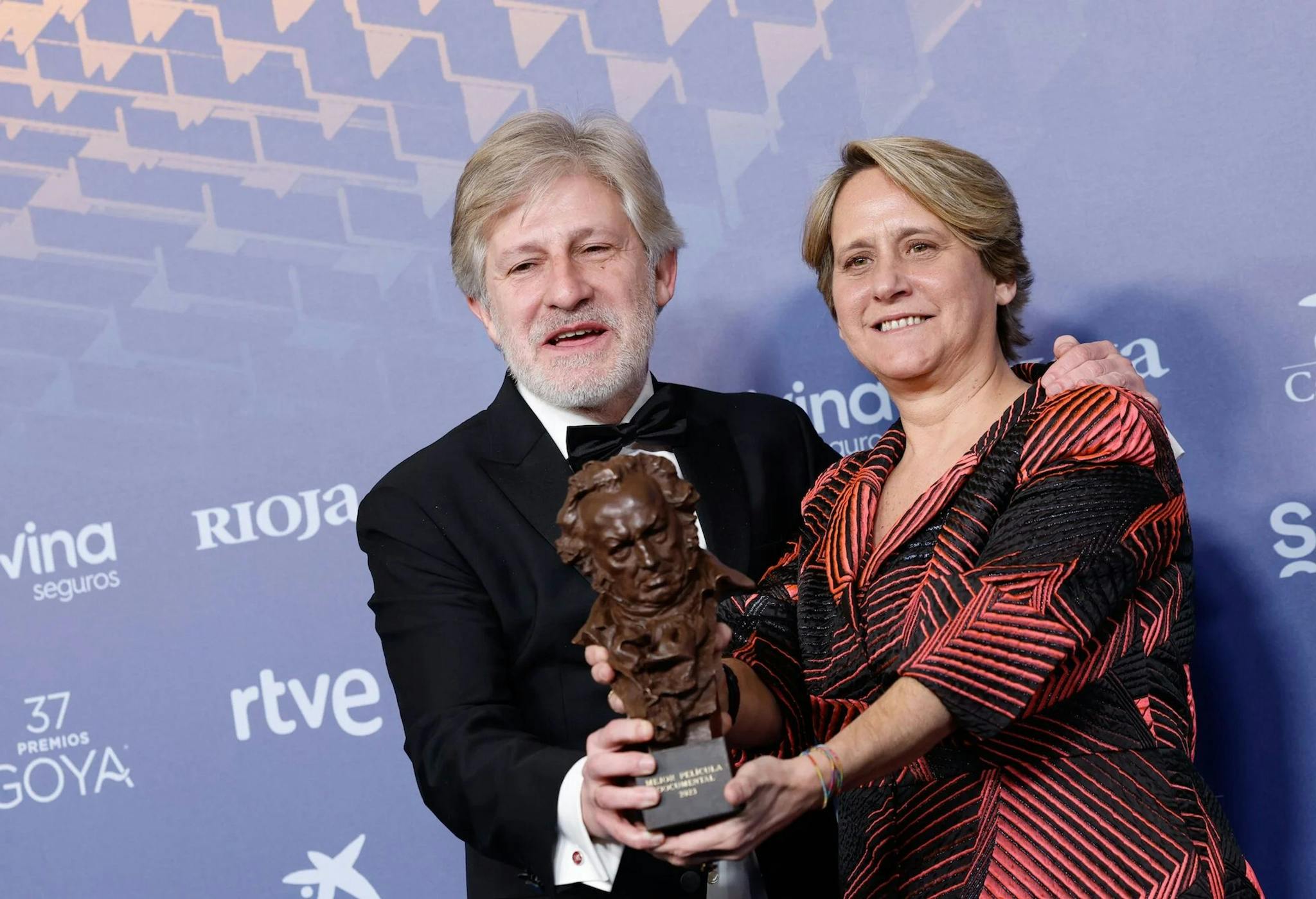 Gaizka Urresti y Ana Labordeta sostienen el Goya al Mejor Documental por 'Labordeta, un hombre sin más'