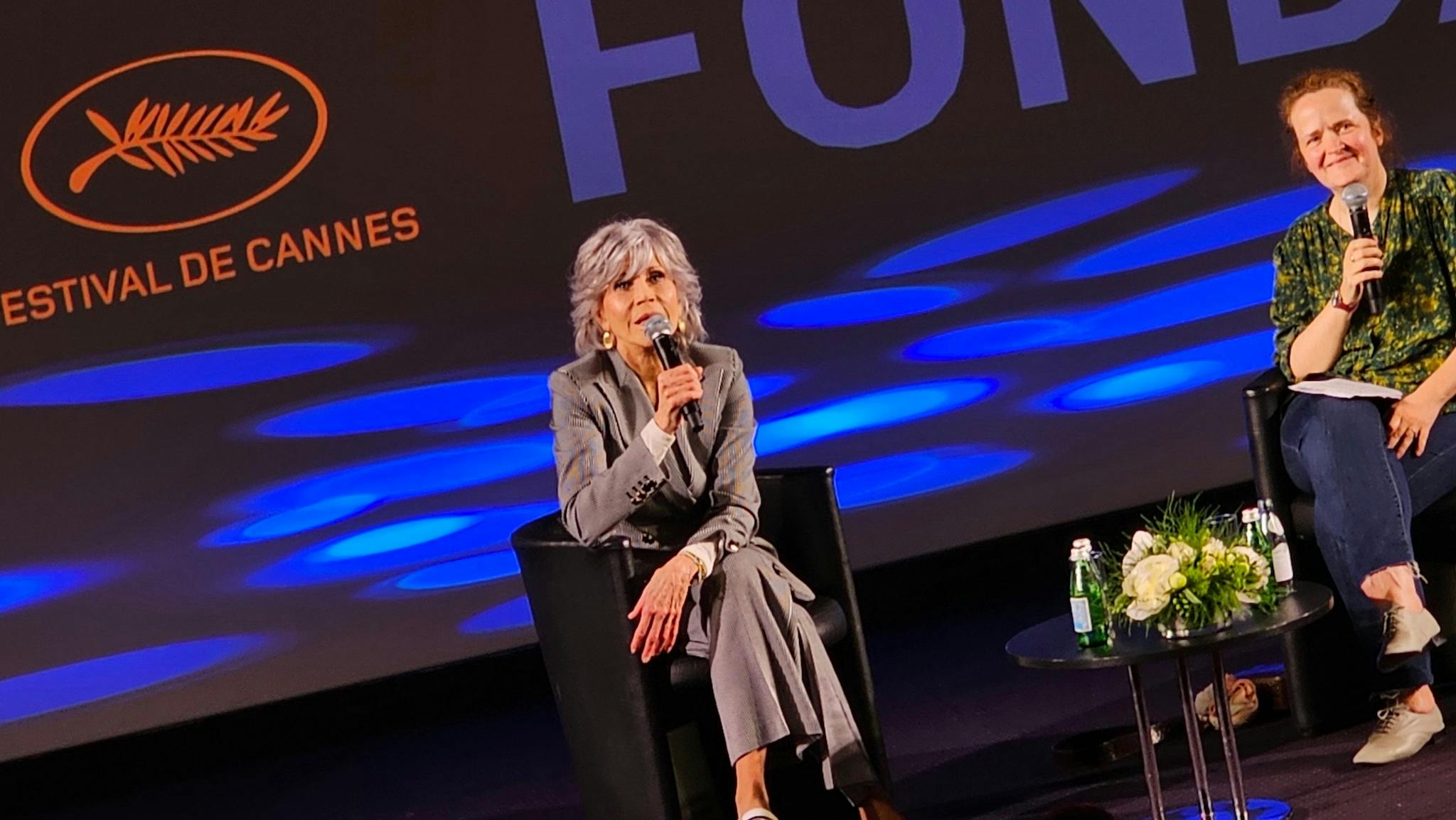 La actriz y activista Jane Fonda se dirige al público durante su masterclass en el Festival de Cannes 2023