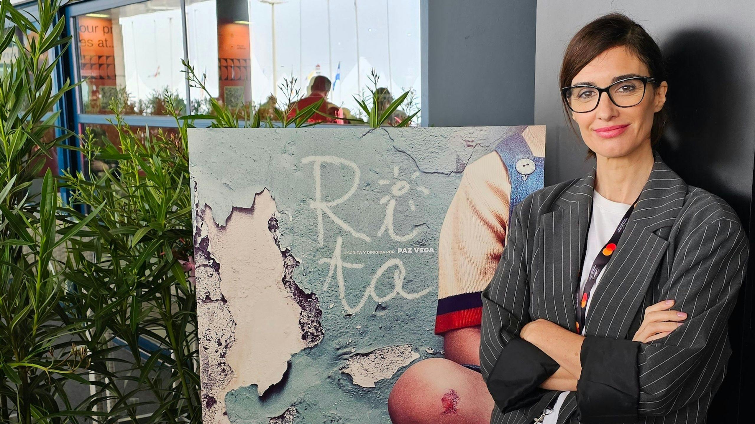 Paz Vega posa en Cannes junto al cartel de 'Rita', su ópera prima como directora