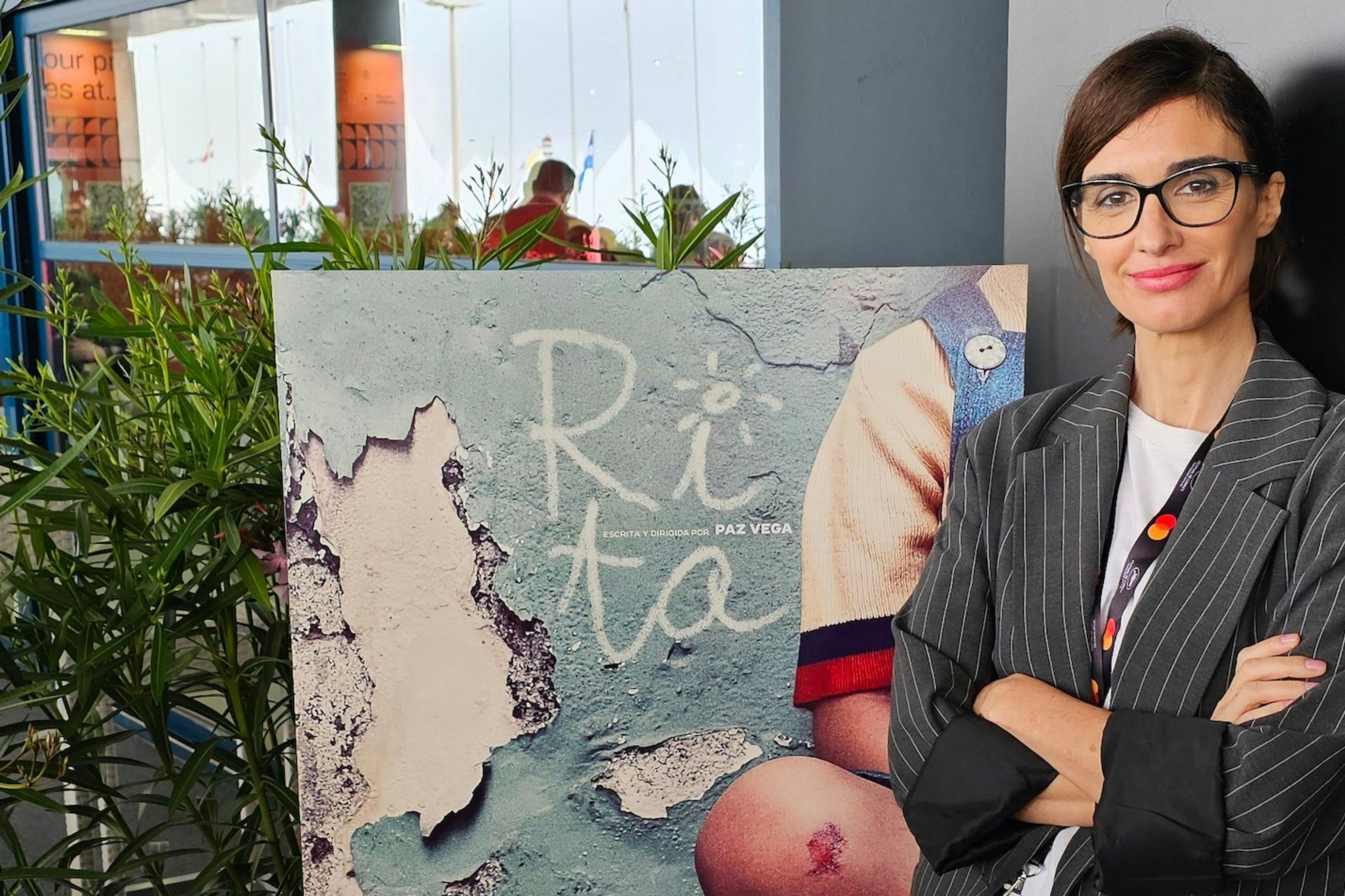 Paz Vega posa en Cannes junto al cartel de 'Rita', su ópera prima como directora