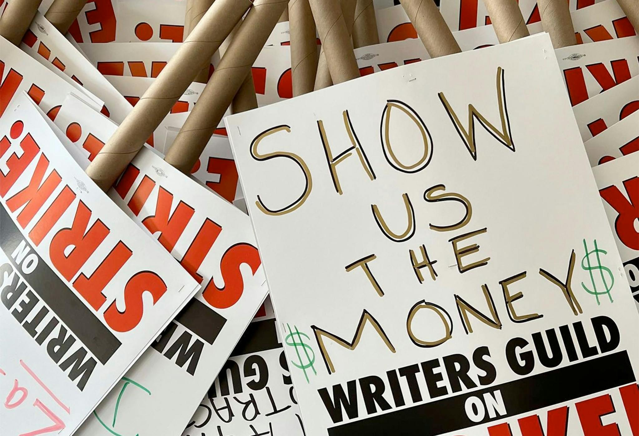 Pancarta hecha para la huelga de los guionistas con el lema 'enséñanos el dinero'