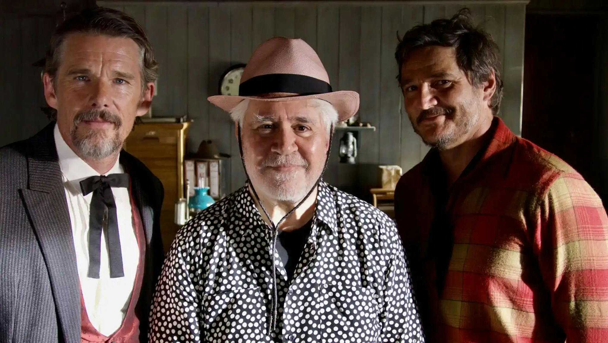 Los actores Ethan Hawke y Pedro Pascal rodean el director Pedro Almodóvar durante el rodaje de 'Extraña forma de vida'