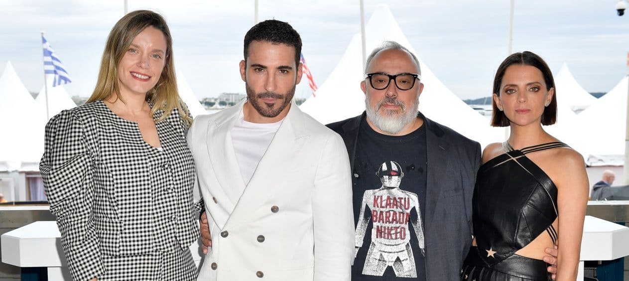 Álex De la Iglesia, Miguel Ángel Silvestre, Macarena Gómez y Carolina Bang han presentado la segunda temporada de '30 monedas' en Cannes