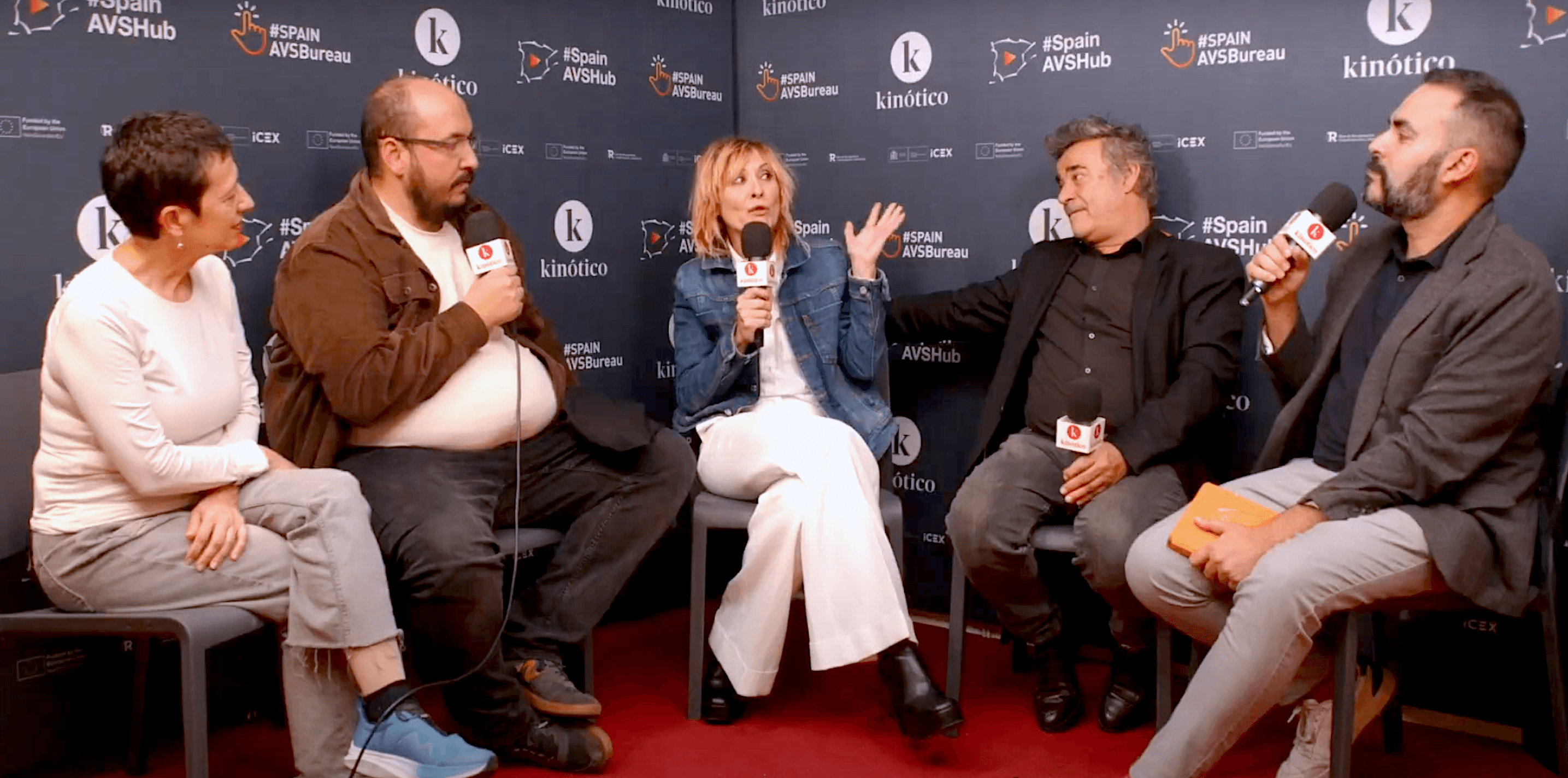 María Guerra, Dani Mantilla y David Martos escuchan a Nathalie Poza y Eduard Fernández, protagonistas de 'Marco', en el set de Kinótico durante San Sebastián 2024