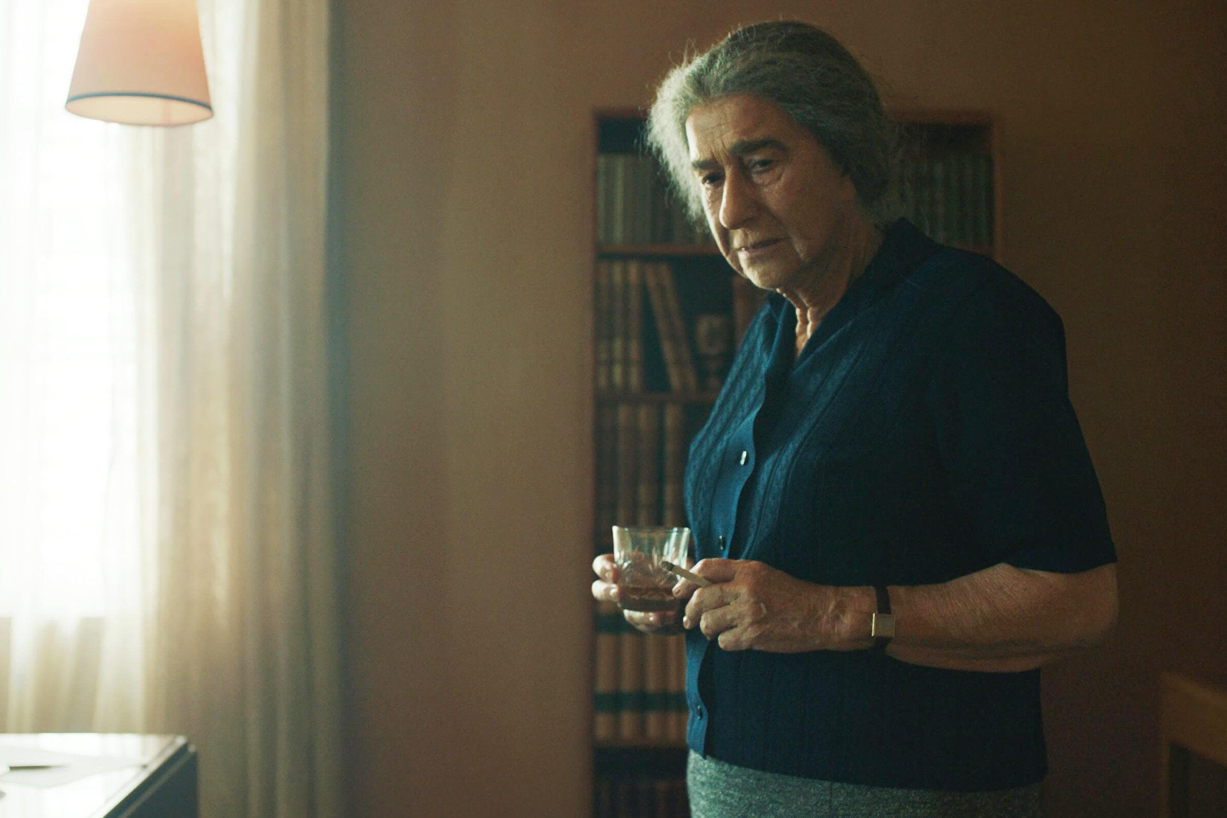 La actriz Helen Mirren, caracterizada como Golda Meir durante el rodaje de la película 'Golda'