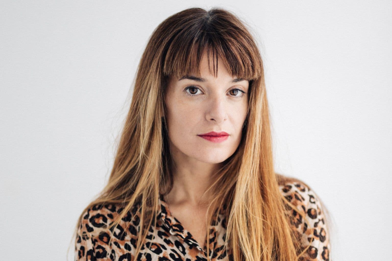 Posado de la cineasta, guionista, dramaturga y directora argentina Lola Arias