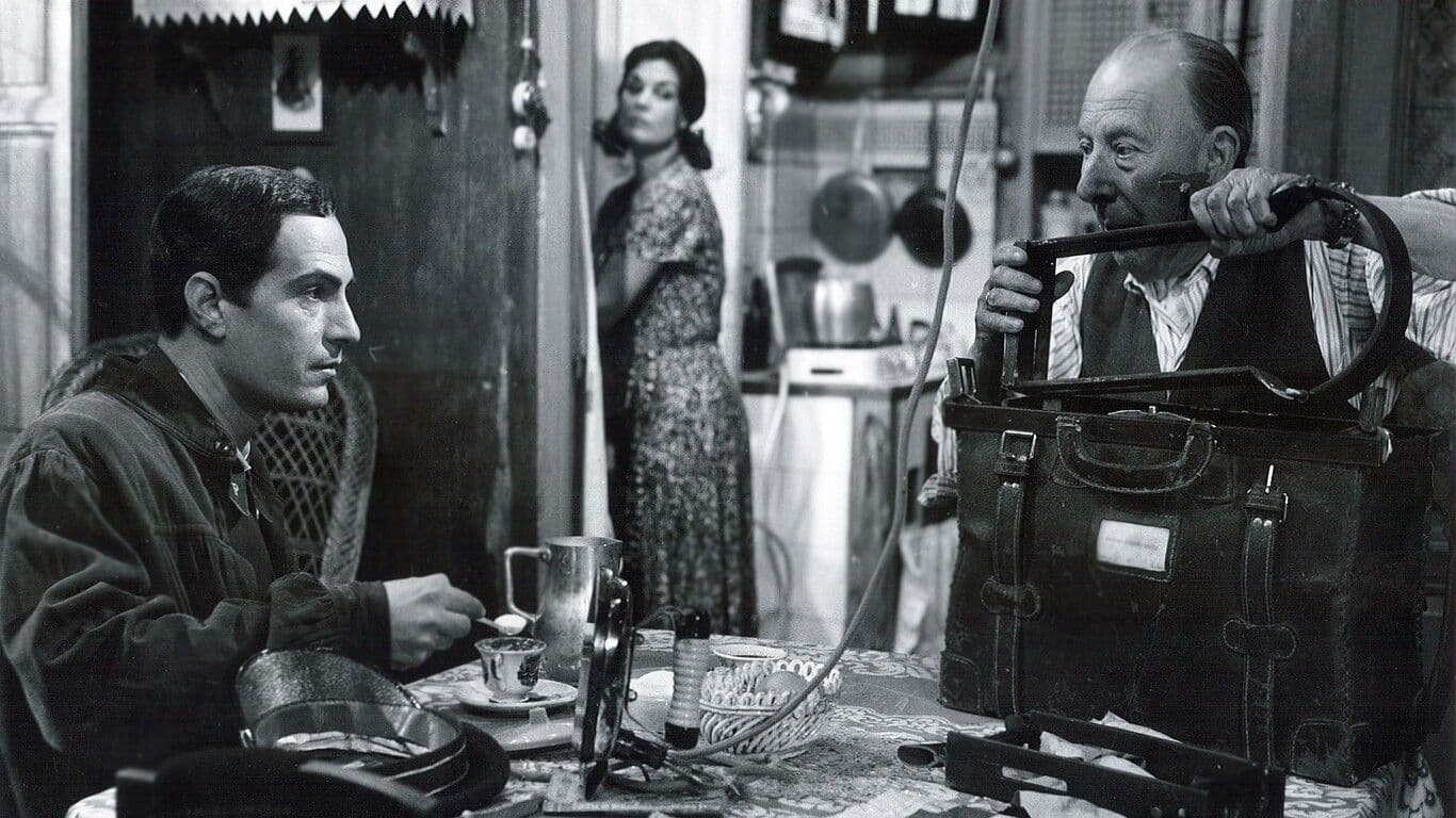 Fotografía de rodaje de la película 'El verdugo', con los actores Nino Manfredi, Emma Penella y José Isbert