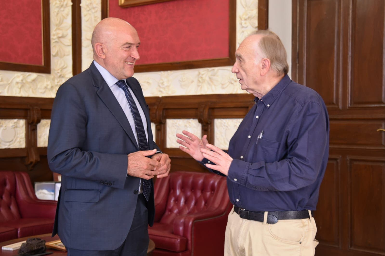 El alcalde de Valladolid, Jesús Julio Carnero, charla con el presidente de la Academia de Cine, Fernando Méndez Leite