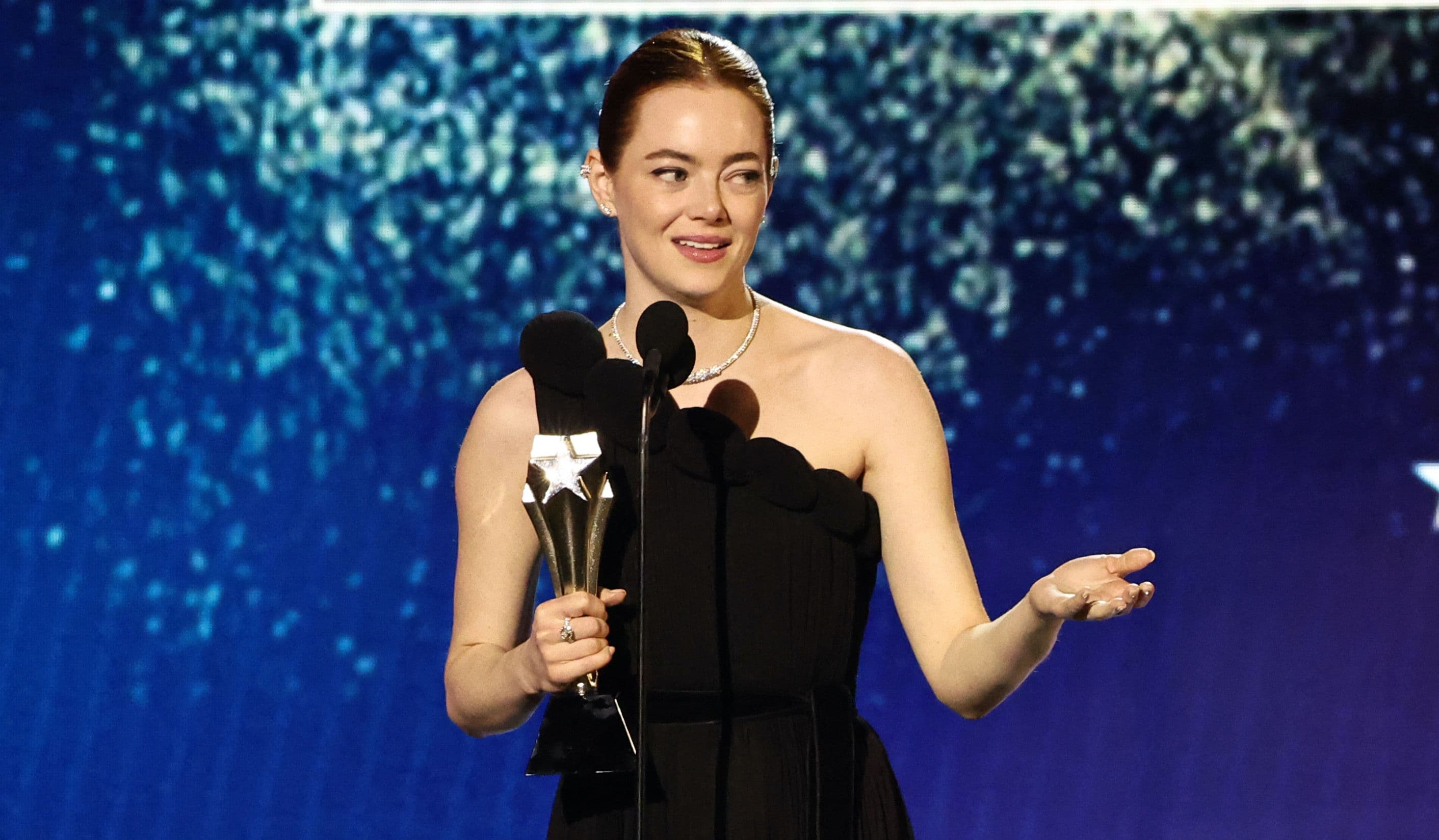 La actriz Emma Stone sostiene su Critics Choice Award por su papel en 'Pobres criaturas'