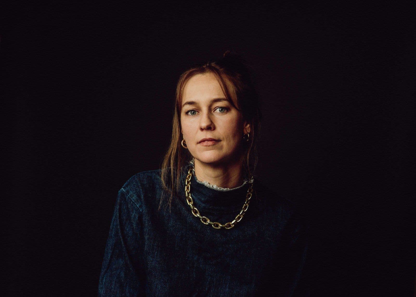 Posado de Thea Hvistendahl, directora y guionista de 'Descansa en paz'