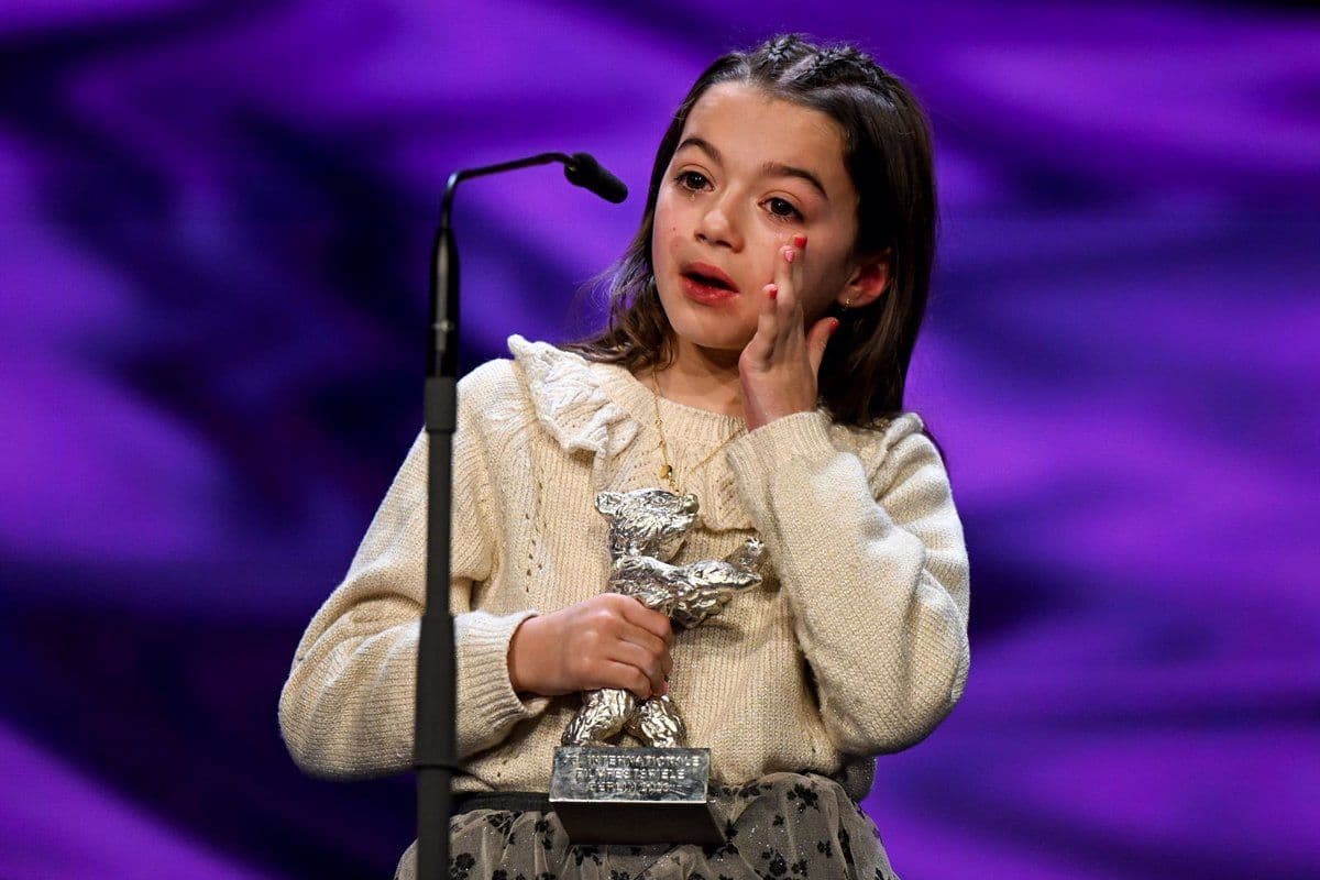 Sofía Otero, la joven protagonista de '20.000 especies de abejas', recoge el Oso de Plata a la Mejor Interpretación protagonista en Berlín