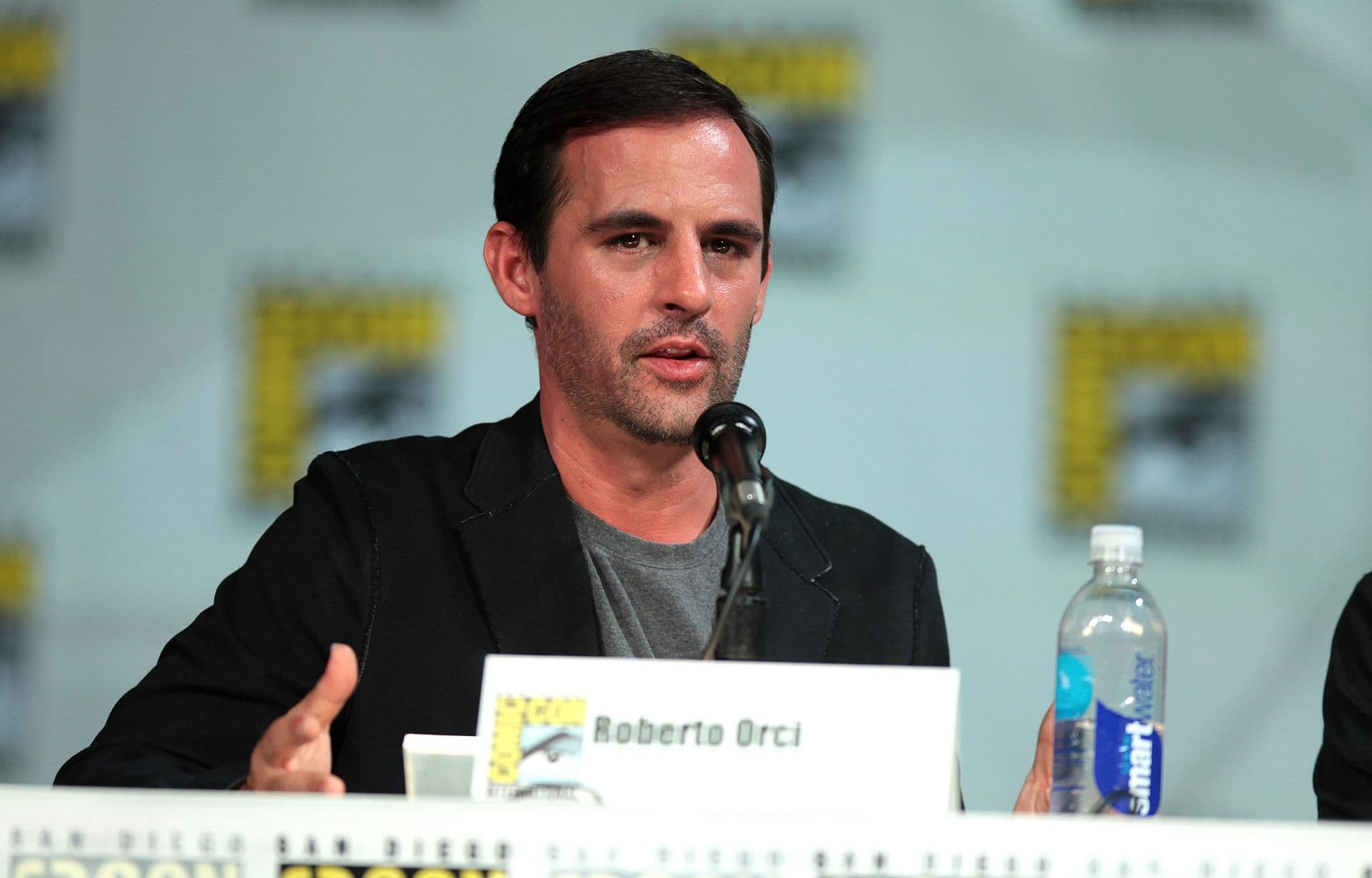 El guionista y productor Roberto Orci durante la Comic-con