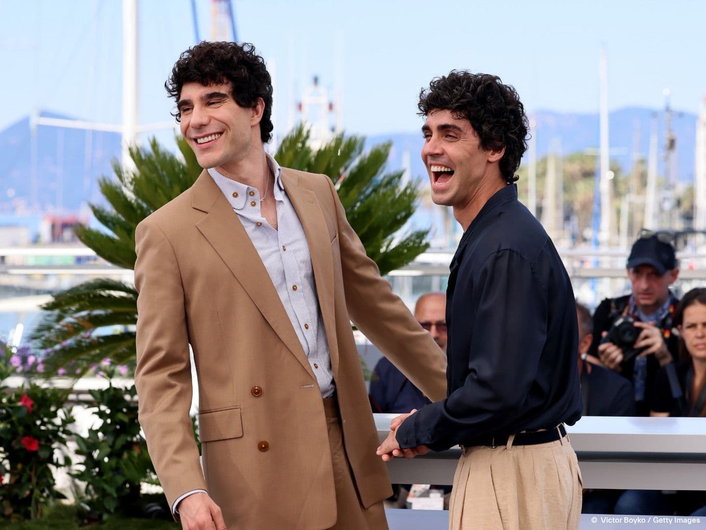 Javier Calvo y Javier Ambrossi en el photocall previo a la rueda de prensa de 'La bola negra' en el Festival de Cannes en mayo de 2026