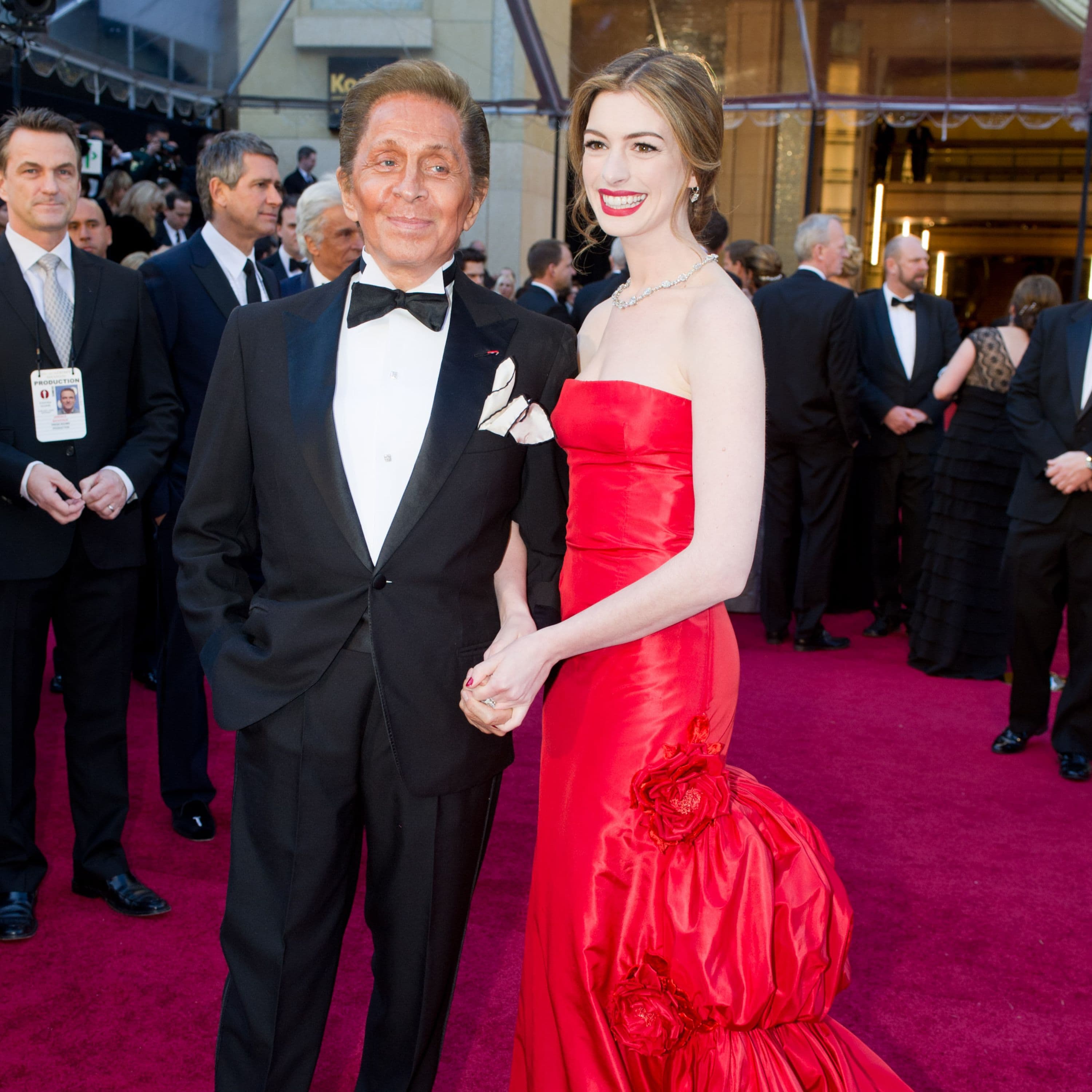 Valentino y la actriz Anne Hathaway en la alfombra roja de la edición 83 de los Oscar