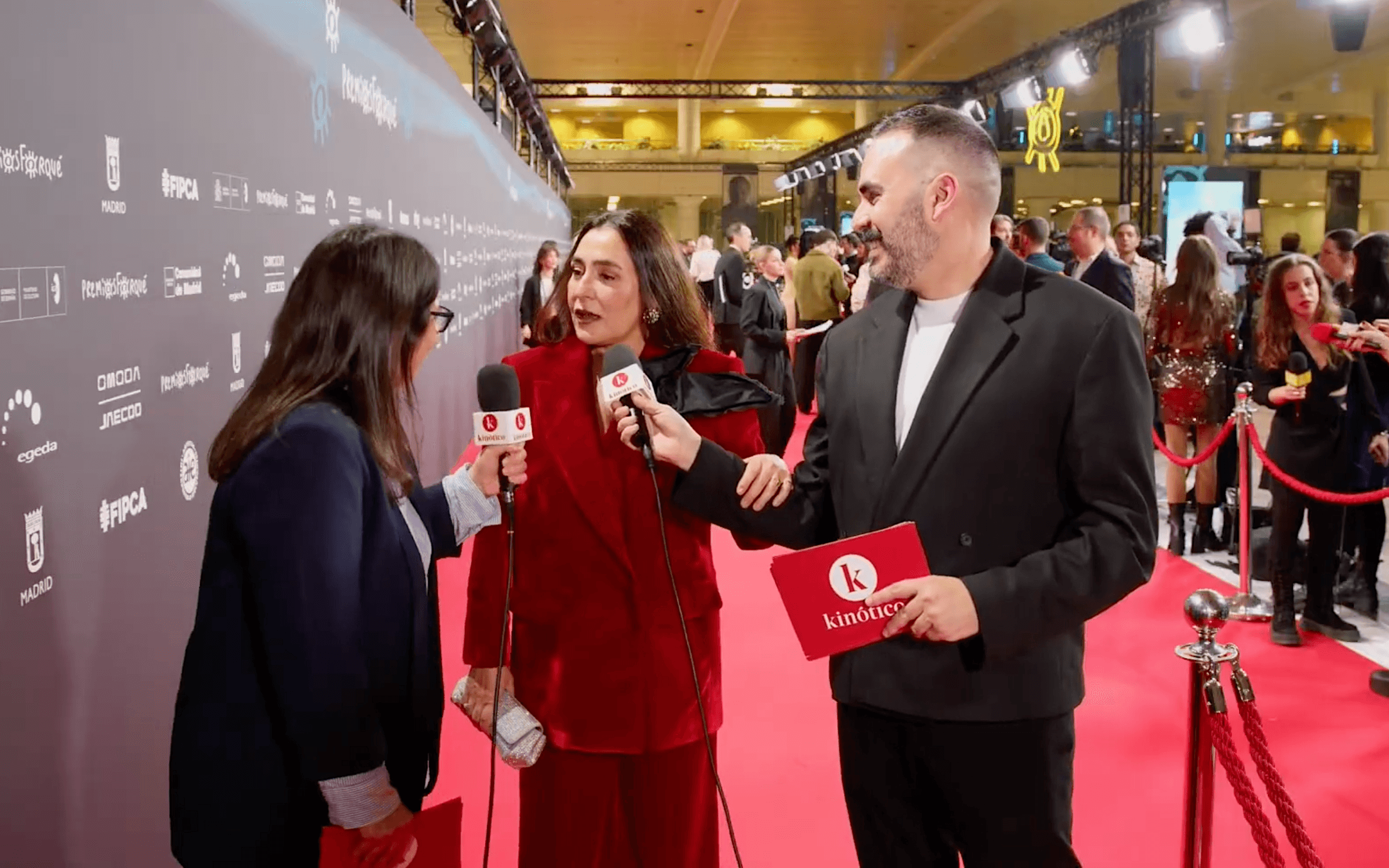 María José Arias, Candela Peña y David Martos, durante la retransmisión de Kinótico de la alfombra roja de los Premios Forqué 2025