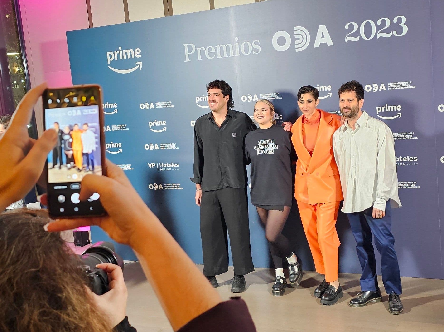 El equipo de 'Te estoy amando locamente' posa en el photocall de los Premios ODA 2023