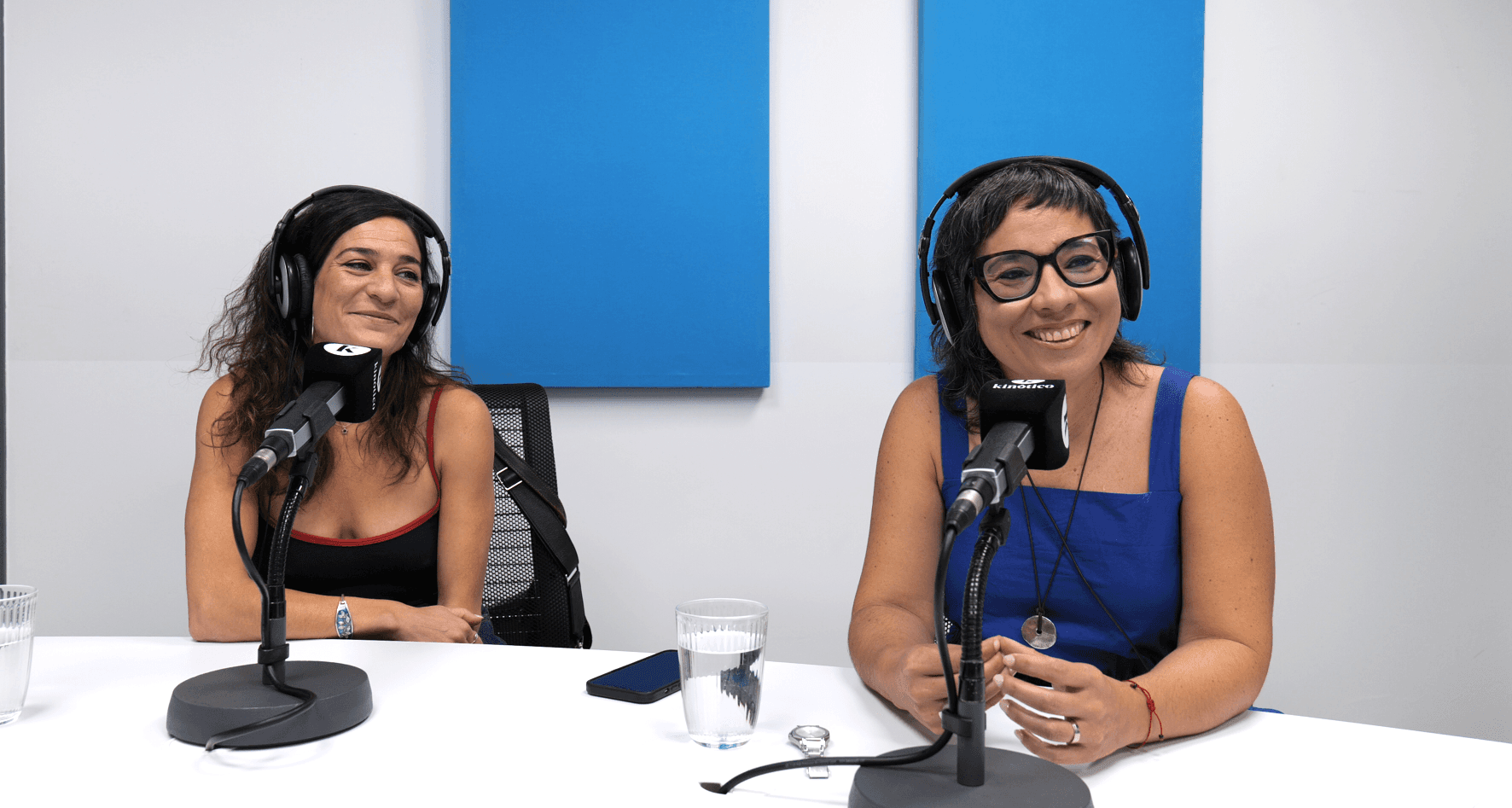La actriz Tamara Casellas y la directora Claudia Pinto Emperador, durante una entrevista con Kinótico para presentar la película 'Morir no siempre sale bien'