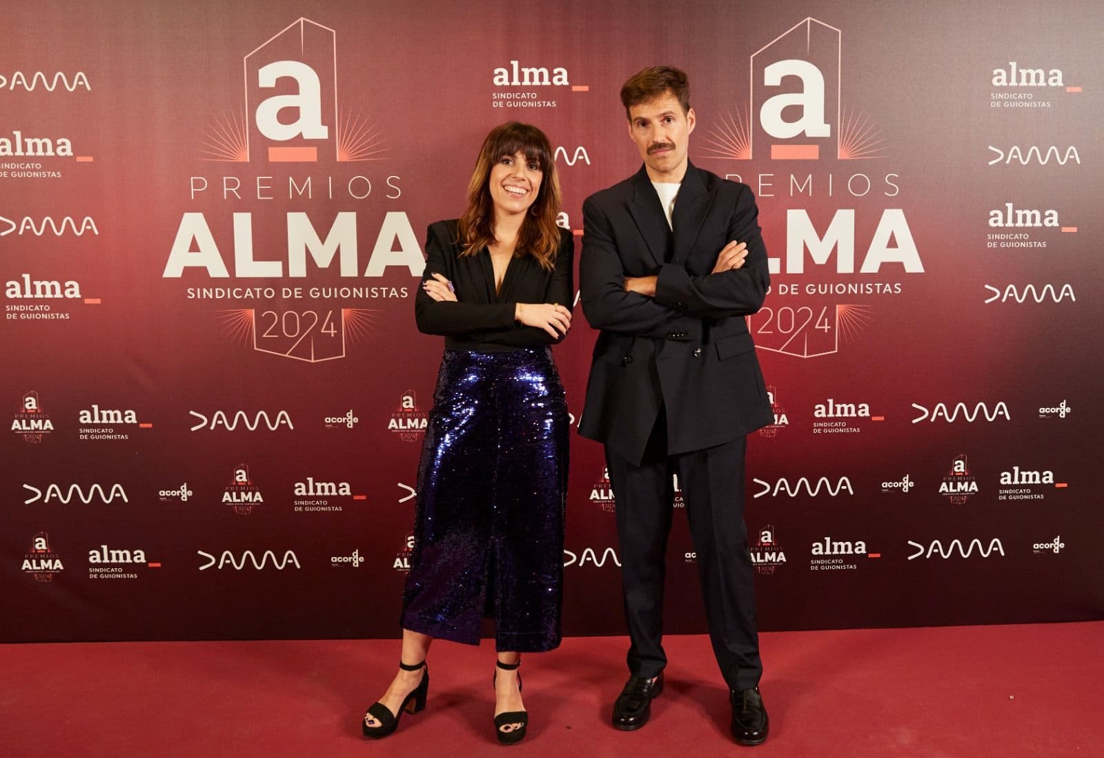 Javi Valera y Yaiza Nuevo, guionistas y presentadores de la gala de los Premios ALMA, en el photocall de la edición 2024