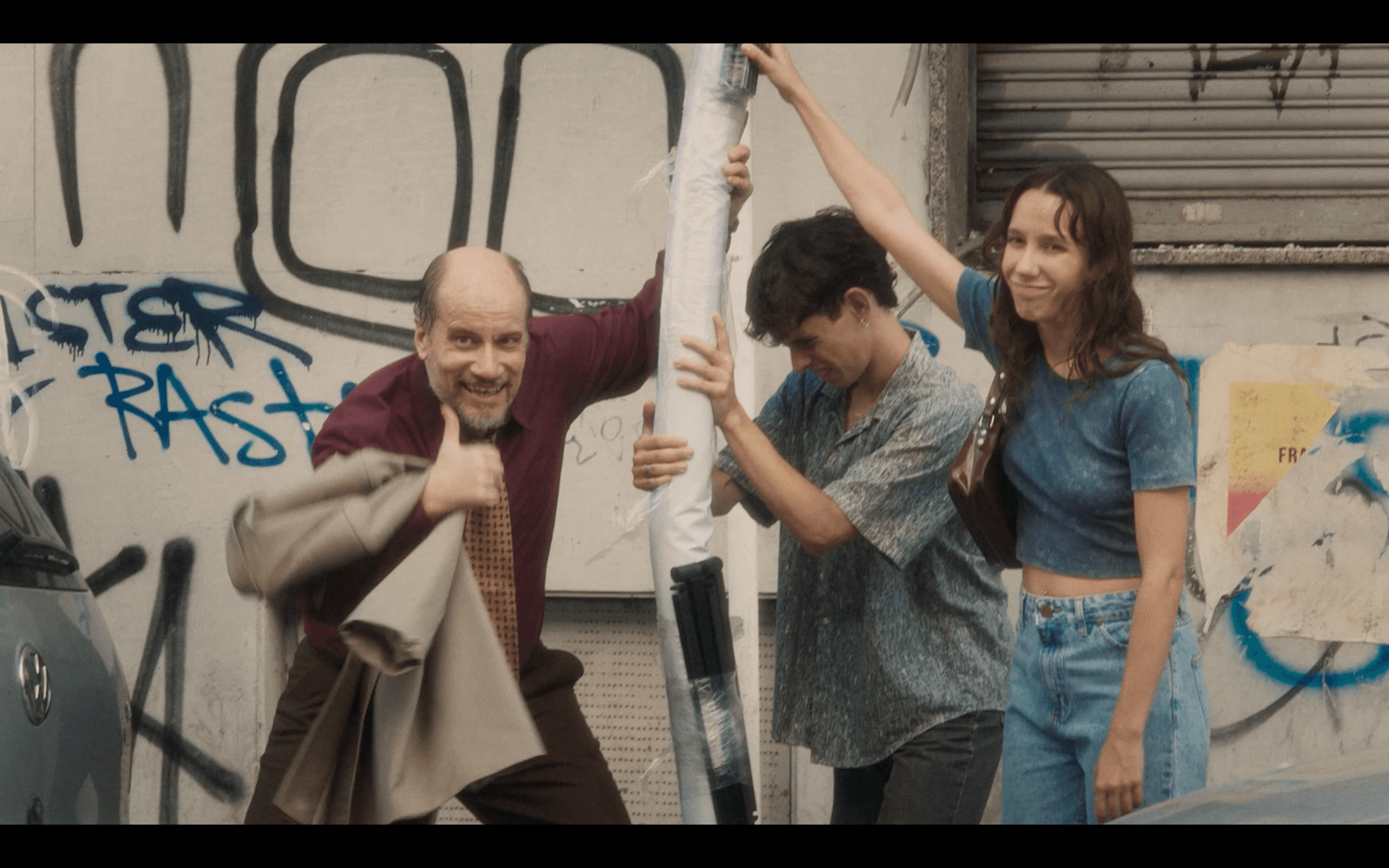 Marcelo Subiotto, Marint Miller y Almudena González en un fotograma de 'El banner'