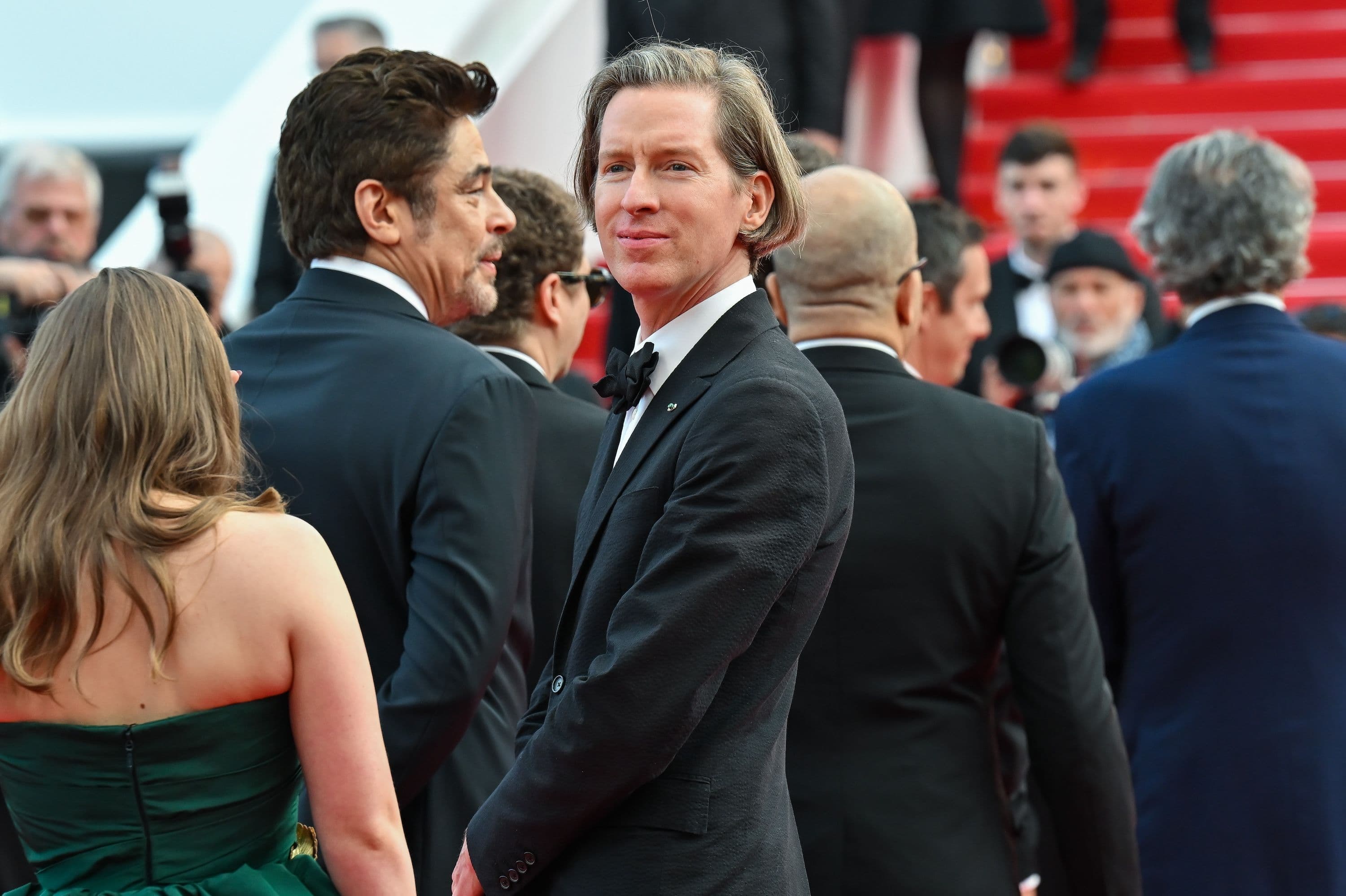 El director Wes Anderson, junto al actor Benicio del Toro, en la alfombra roja de 'La trama fenicia' en Cannes 2025