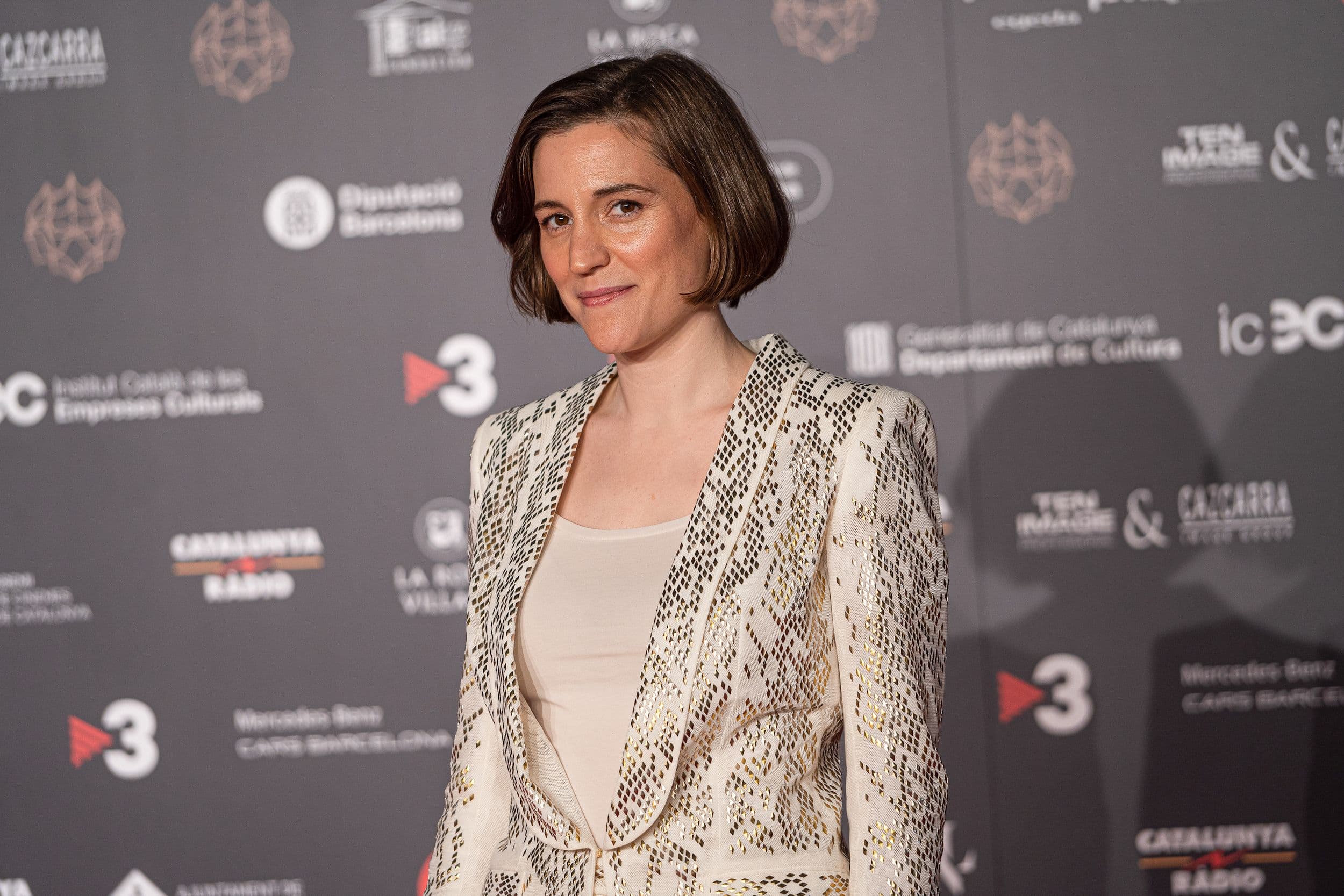 La directora Carla Simón posa en la alfombra roja de los Premios Gaudí 2023