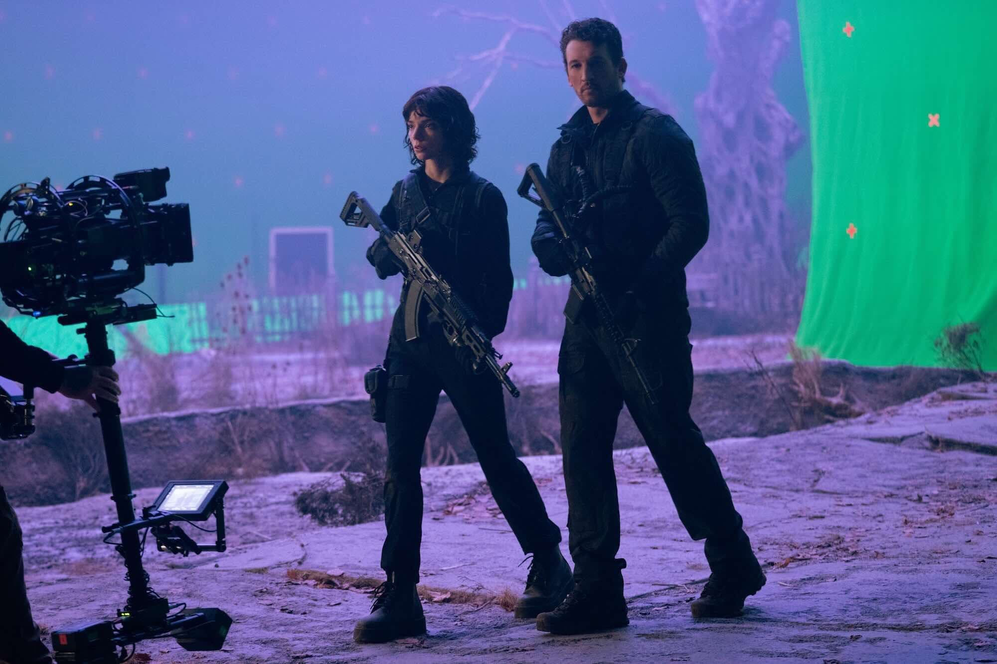 Anya Taylor-Joy y Miles Teller, en el rodaje de 'El abismo secreto'