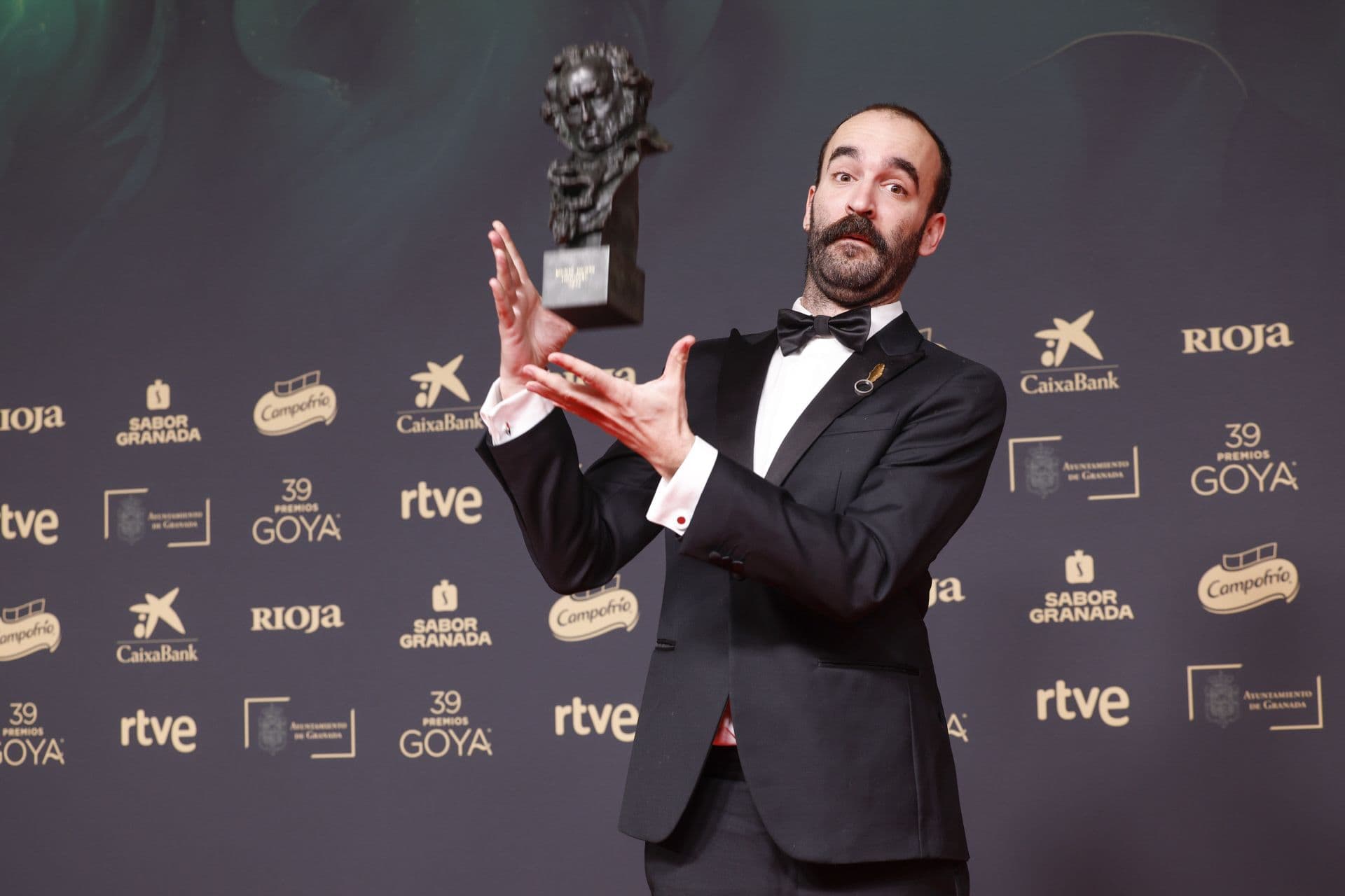El guionista Eduard Sola posa con el Goya ganado en 2025 por 'Casa en llamas'