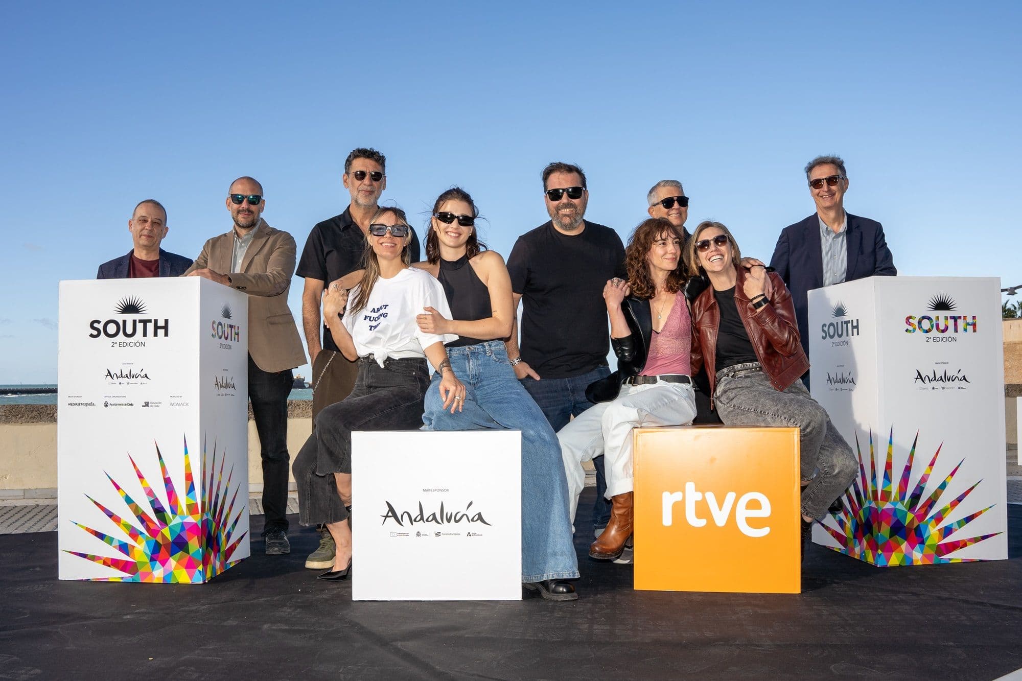 Samantha López, Carla Campra, Marta Poveda y María Togores (en primera fila) junto al resto del equipo de 'Asuntos internos'