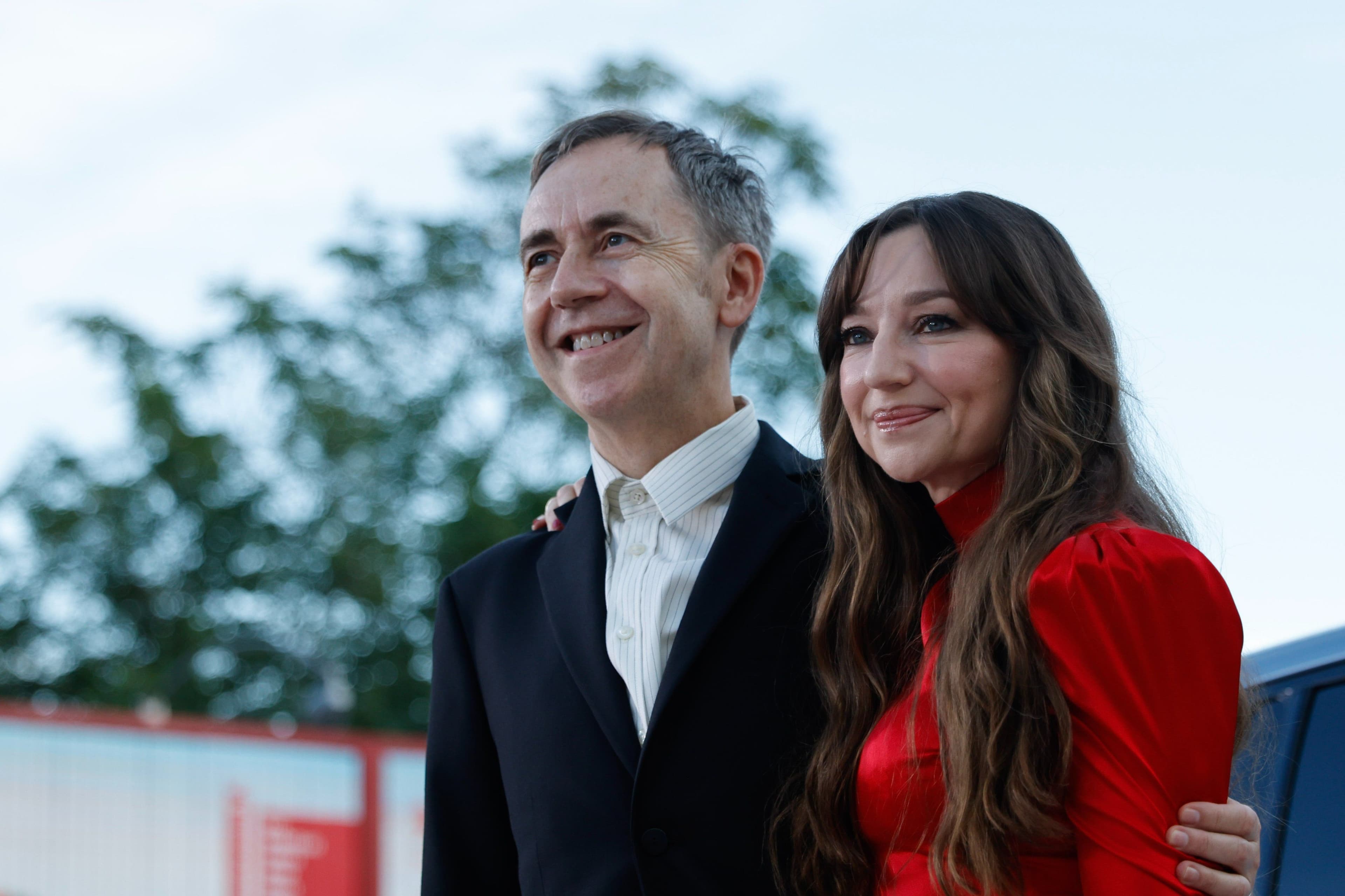 El director Dag Johan Haugerud y la actriz Andrea Bræin Hovig, en la alfombra roja de 'Love' durante la Mostra de Venecia 2024