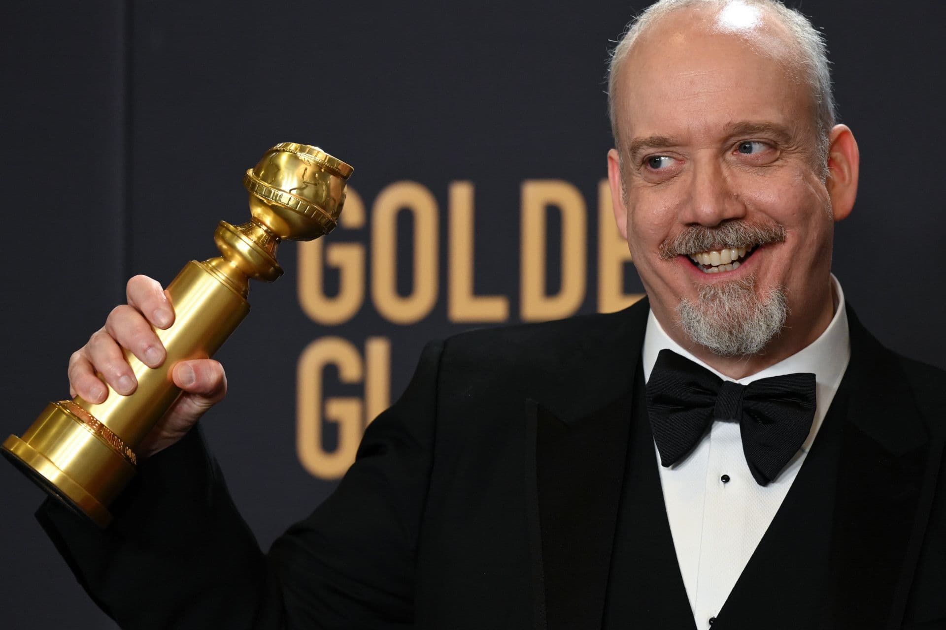 Paul Giamatti posa con su tercer Globo de Oro, el primero por una película de Alexander Payne, por 'Los que se quedan'