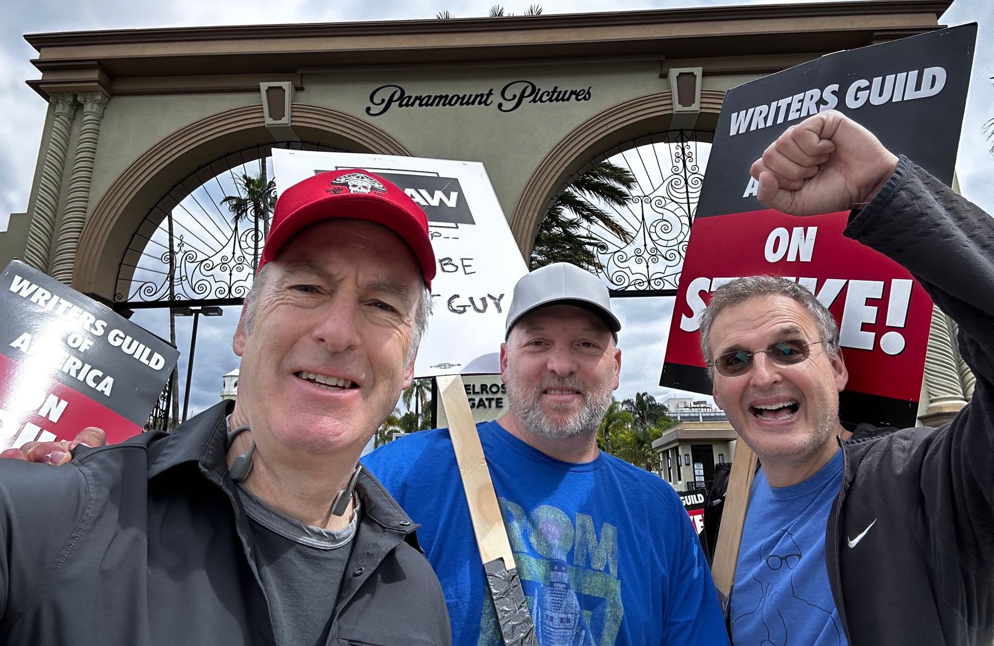 Bob Odenkirk participando en uno de los piquetes de la huelga de guionistas